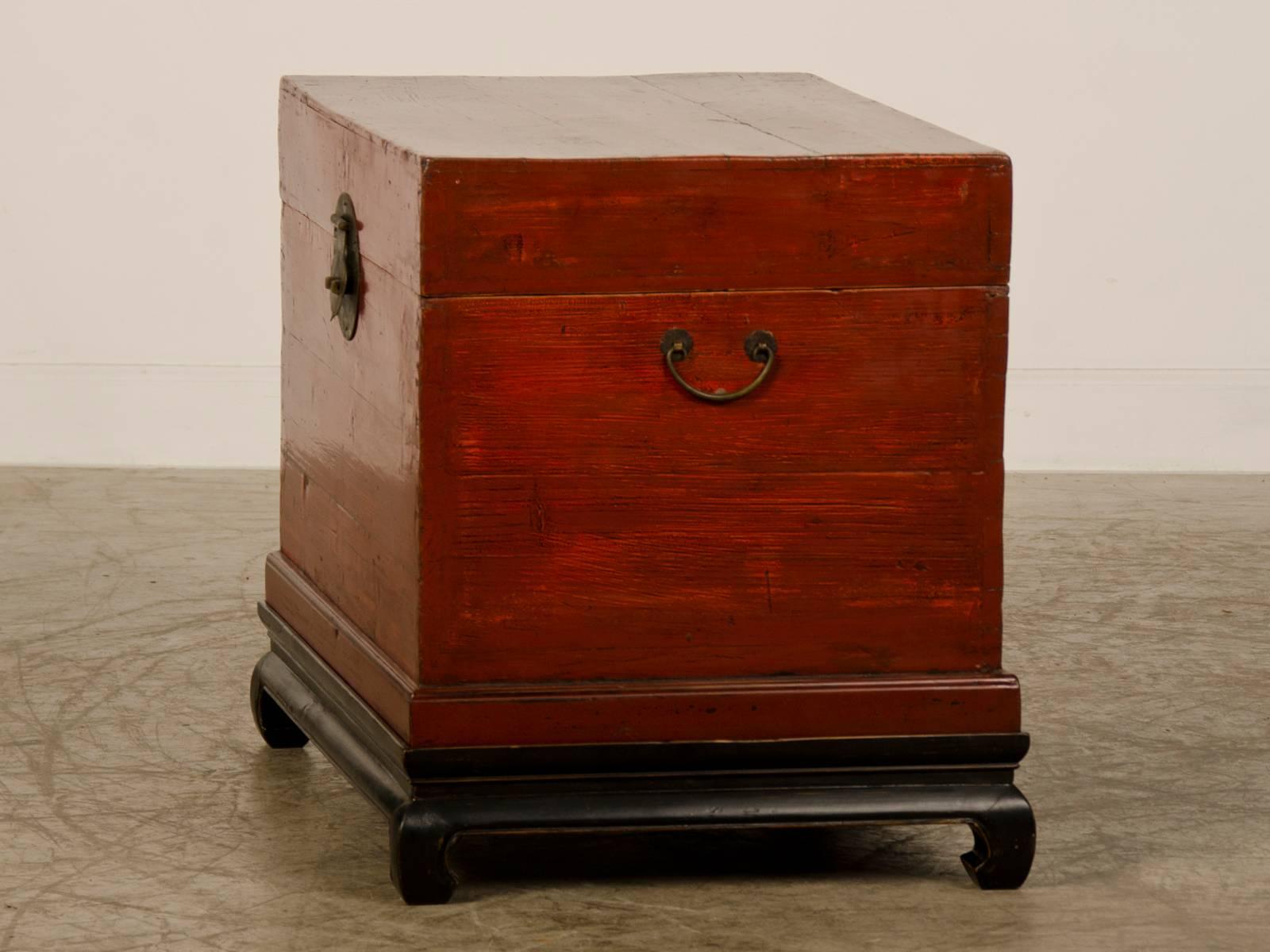 Qing Red Lacquer Antique Chinese Trunk Kuang Hsu Period China, circa 1875