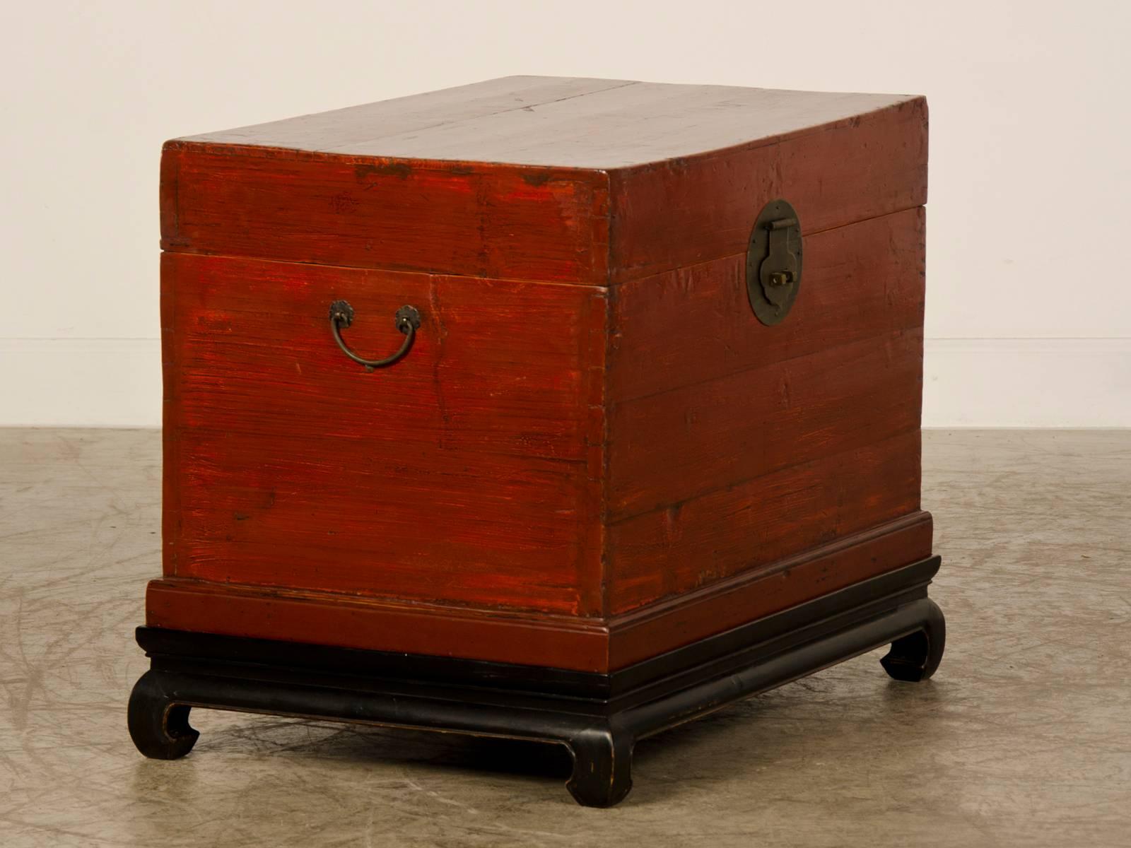 Red Lacquer Antique Chinese Trunk Kuang Hsu Period China, circa 1875 2