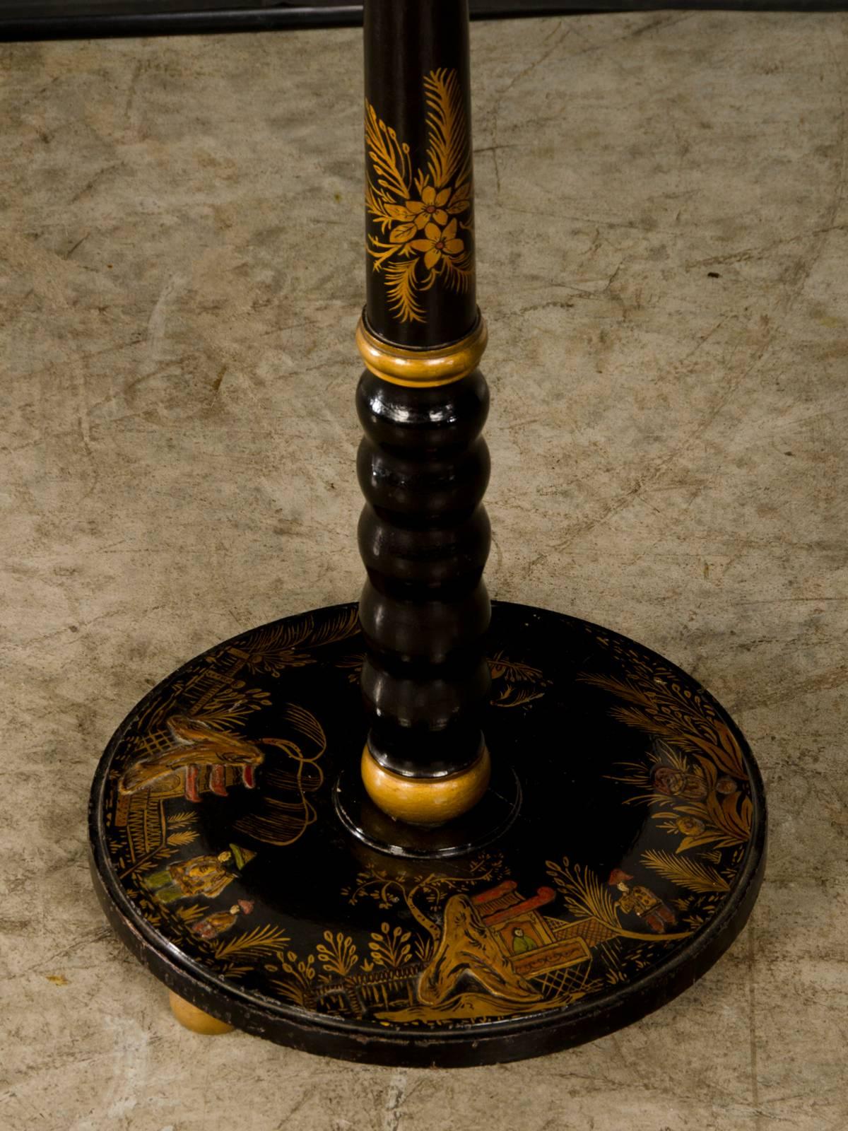 Be the first to see our new listings direct from 1stdibs! Please click "Follow" below. 

An elegant antique English black lacquered floor lamp with the original chinoiserie style decoration from the Edwardian period in England, circa