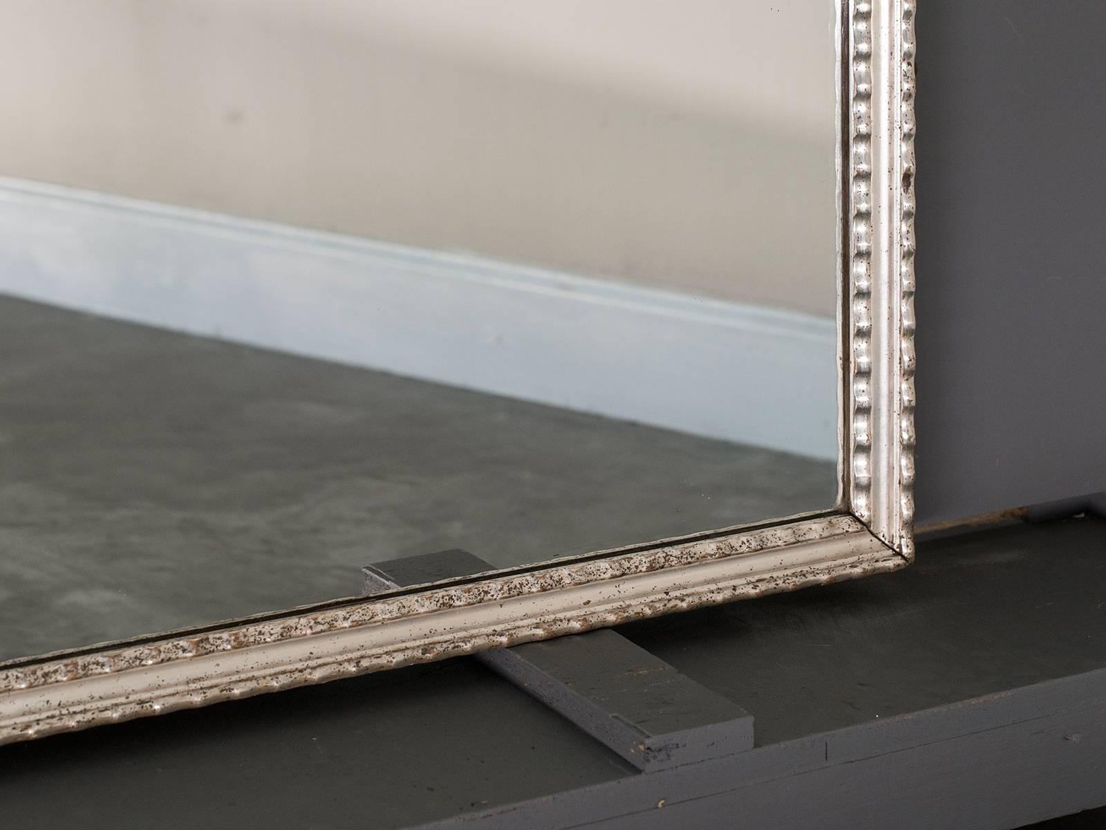 Be the first to see our new listings direct from 1stdibs! Please click "Follow" below. 

The ruffled edge of this rectangular antique French mirror circa 1890 is enhanced by the silver gilt finish. The variations in the silver complement