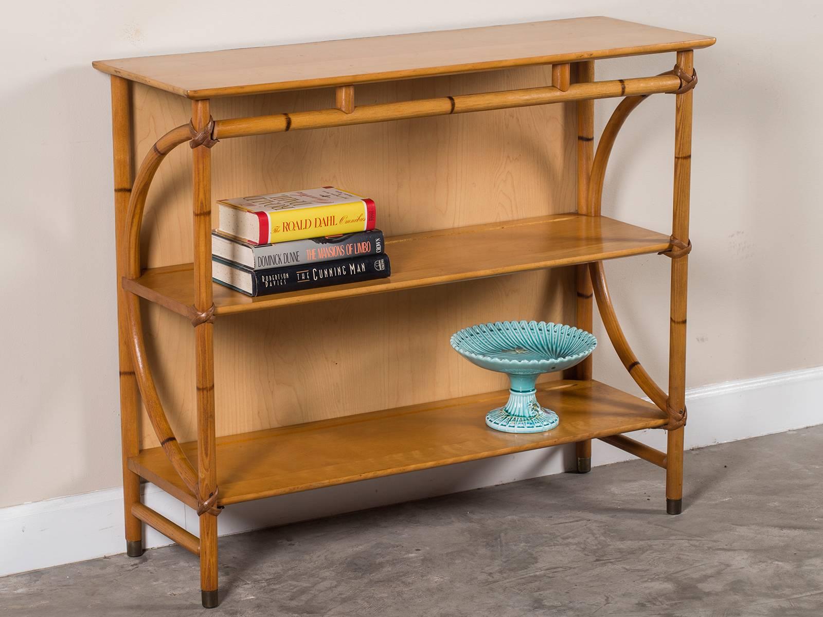 Be the first to see our new arrivals directly through 1stdibs! Please click follow dealer below. 

The elegant lines and perfect scale of this vintage Heywood Wakefield bamboo étagère display shelves, circa 1950 make this a terrific piece of