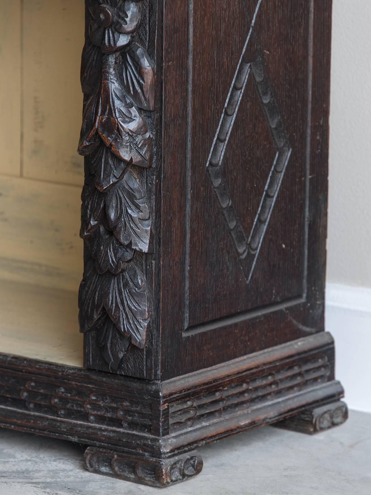 Antique English Carved Oak Bookcase Display Cabinet, circa 1890 In Excellent Condition In Houston, TX