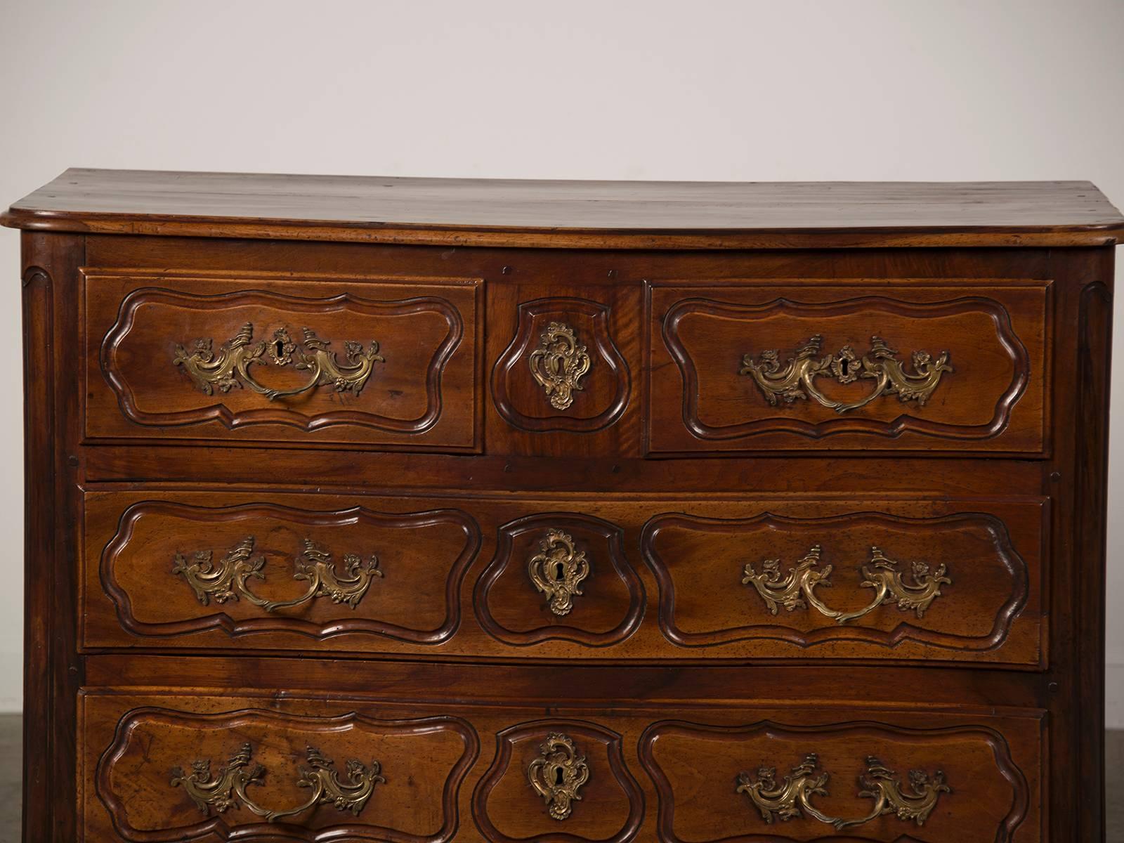 Mid-18th Century Louis XV Antique French Provençal Walnut Commode, Serpentine Façade circa 1750 For Sale