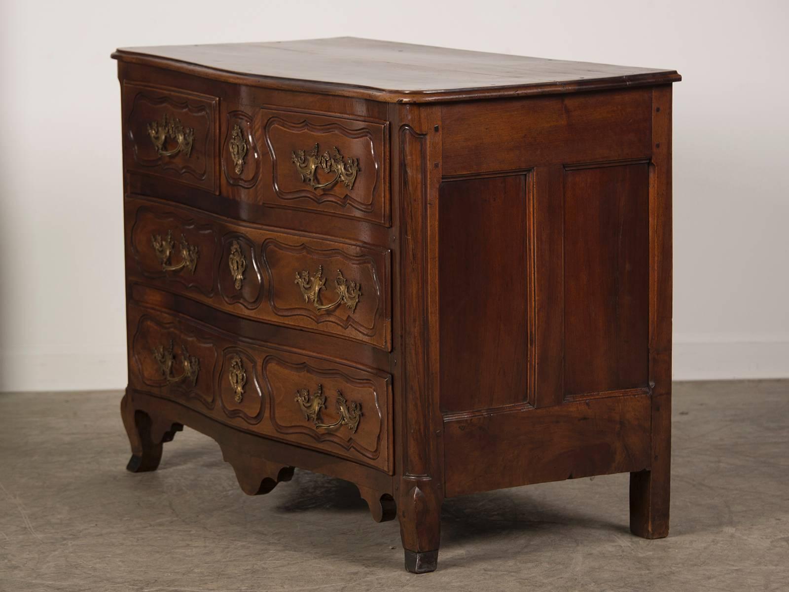 Louis XV Antique French Provençal Walnut Commode, Serpentine Façade circa 1750 In Excellent Condition For Sale In Houston, TX