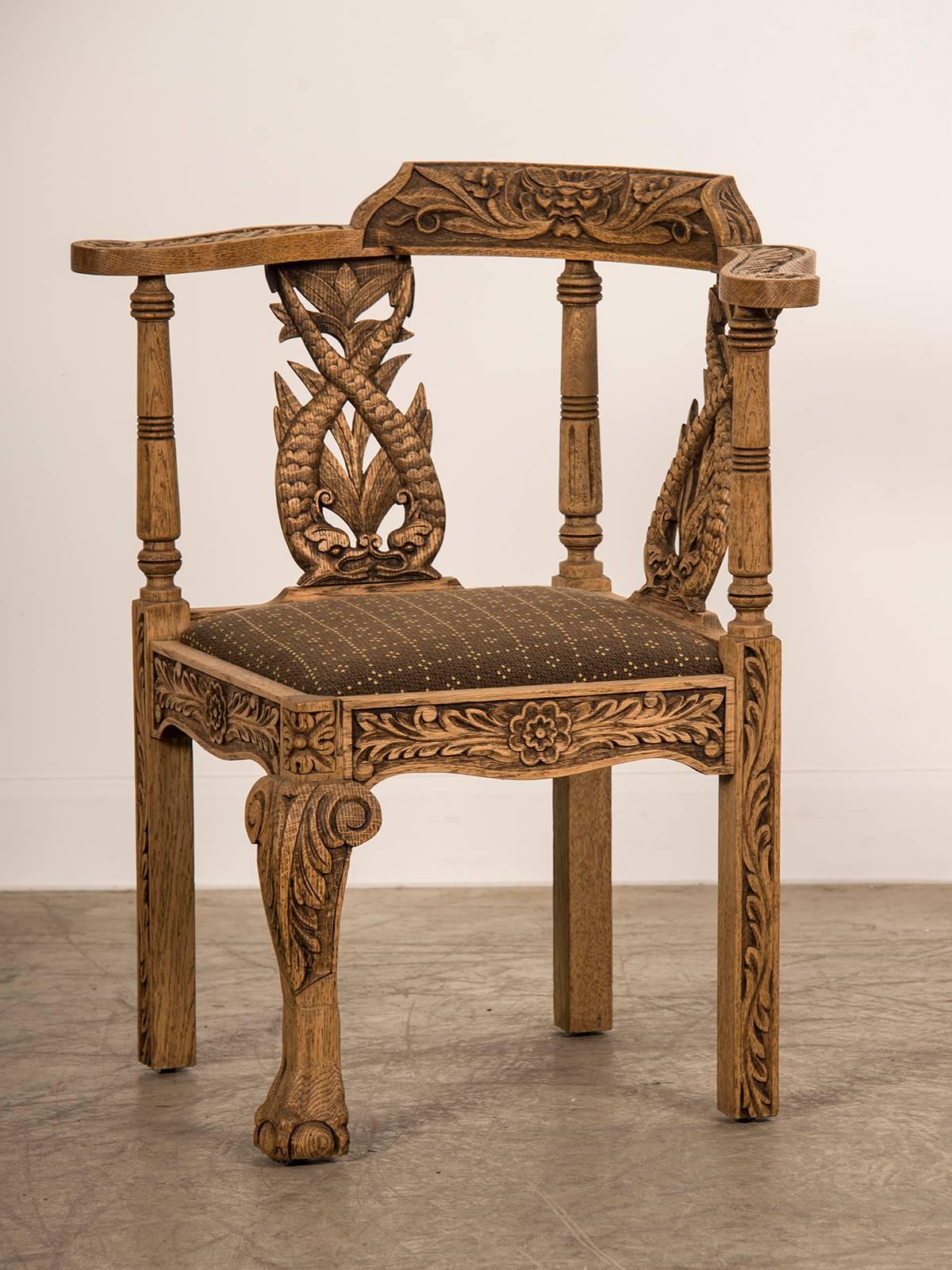Antique English George III Style Weathered, Carved Oak Corner Chair, circa 1895 In Excellent Condition For Sale In Houston, TX