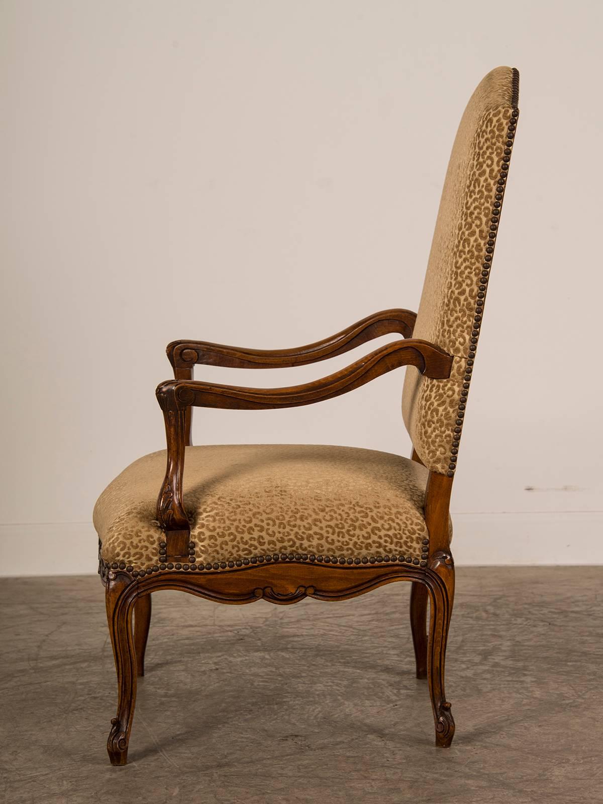 Late 19th Century Antique French Louis XV Style Walnut Armchair ‘Fauteuil’, circa 1880 For Sale