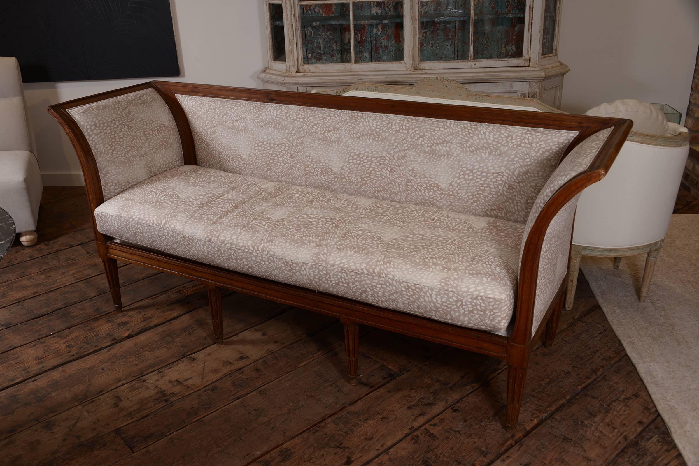 Beautiful 18th century English sofa with beautiful curved arm. Upholstered in Rebecca Atwood fabric gives it a modern twist. Could float in a room.

 