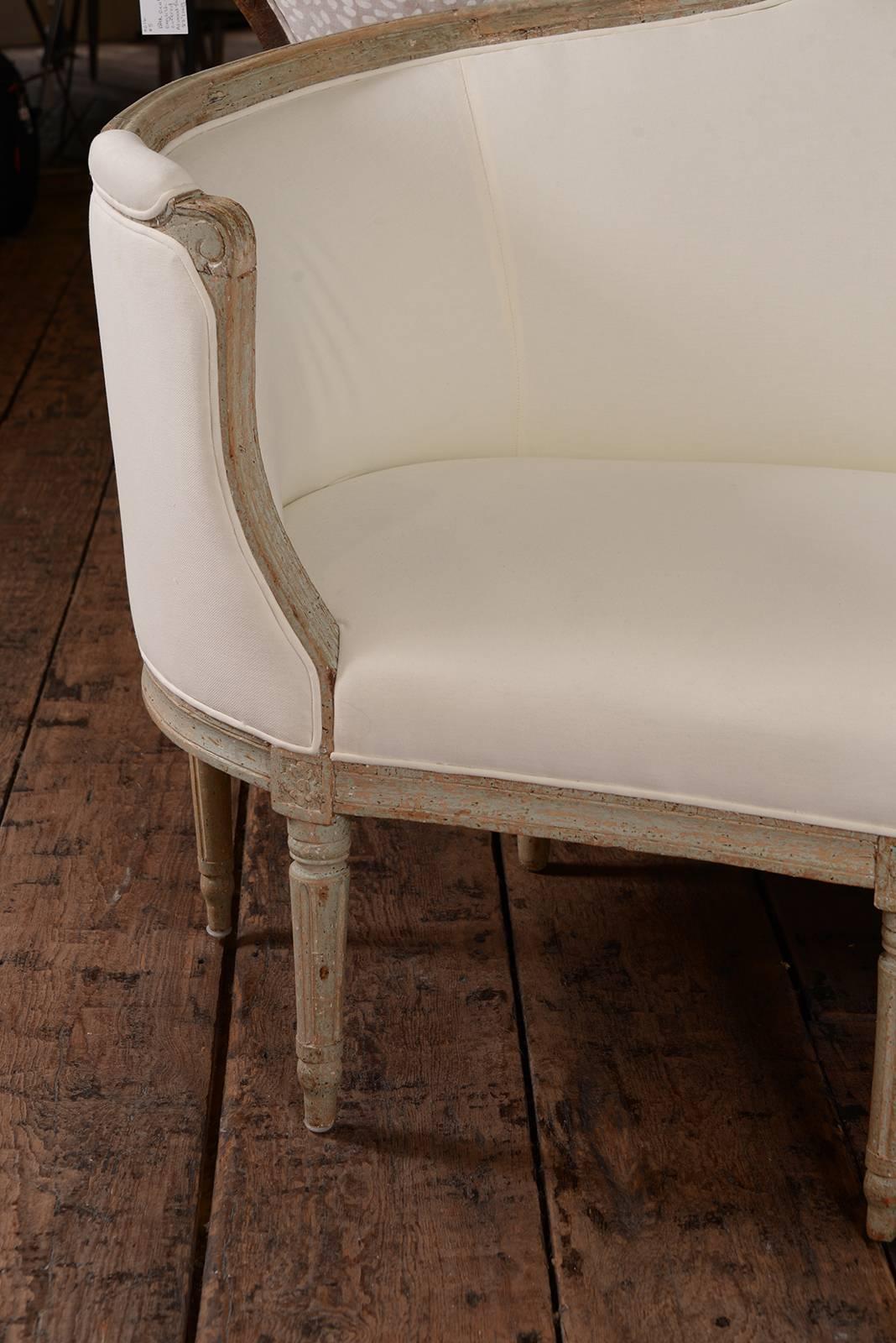 Elegant Swedish Gustavian sofa/bench upholstered in a Holland and sherry fabric, scraped to original paint.
 