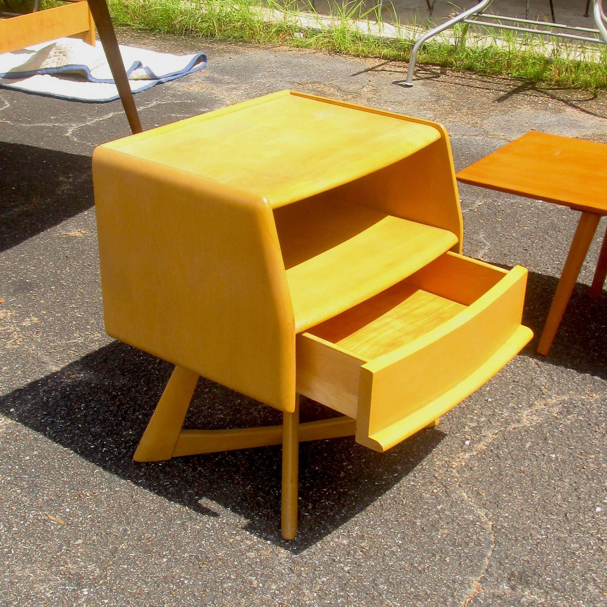 Vintage Mid-Century Sculptura nightstand by Heywood-Wakefield. Features a stylish Wheat finish and sculptural look. A timeless and stylish design. A great example of Classic Heywood-Wakefield style and substance, perfect for a home or office.