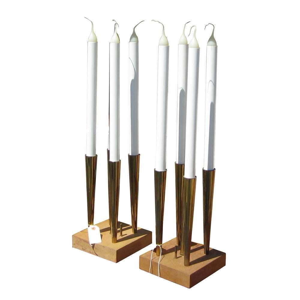 Pareja de sobremesas de estilo Tommi Parzinger de Stiffel

Las lámparas son de latón chapado y tienen nueve casquillos de esmalte blanquecino que admiten bombillas candelabro Casquillos de tres luces.