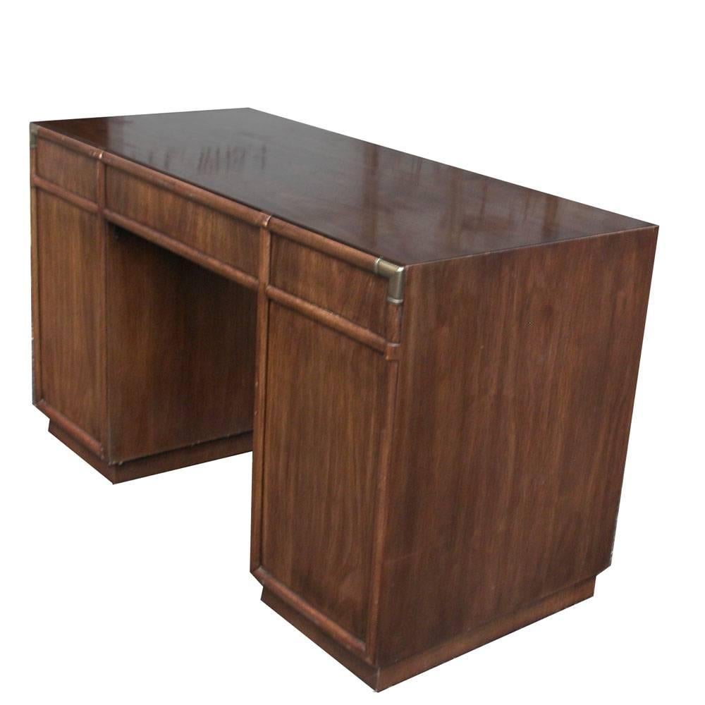 Vintage Mid-Century Accolade Drexel Campaign desk.

Drexel heritage accolade campaign desk. Burled walnut. Four drawers and two file cabinet drawers. Features beautiful brass hardware and Campaign-style detailing.

