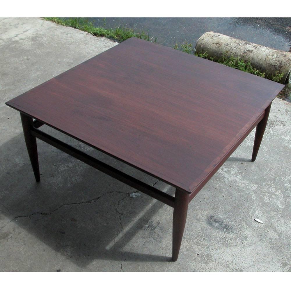 Vintage Mid-Century Henrendon heritage coffee table walnut.

Rich walnut finish with tapered legs.

Measures: 32