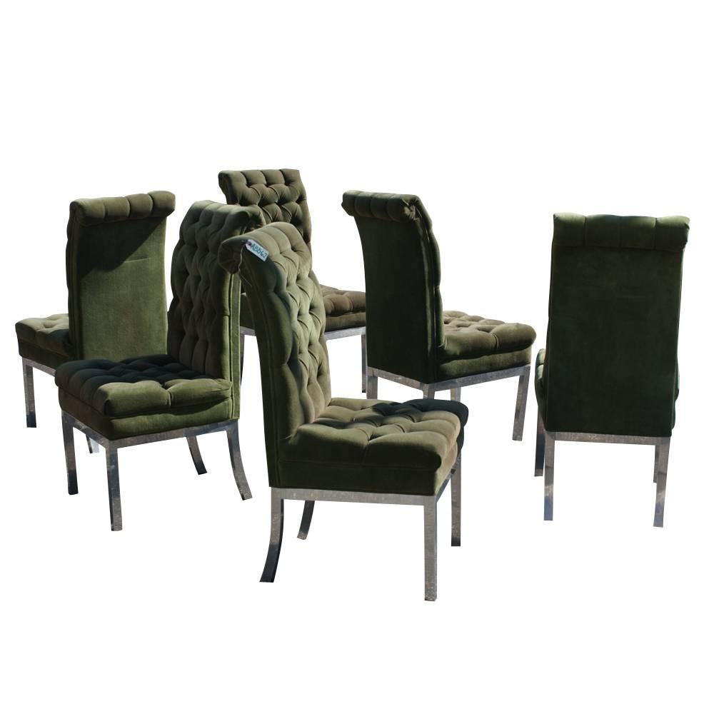 Mobilier américain

Six chaises de salle à manger de style DIAS 
 Base en aluminium 
Revêtement en velours vert touffeté 
Haut dossier roulé avec détails en corde.