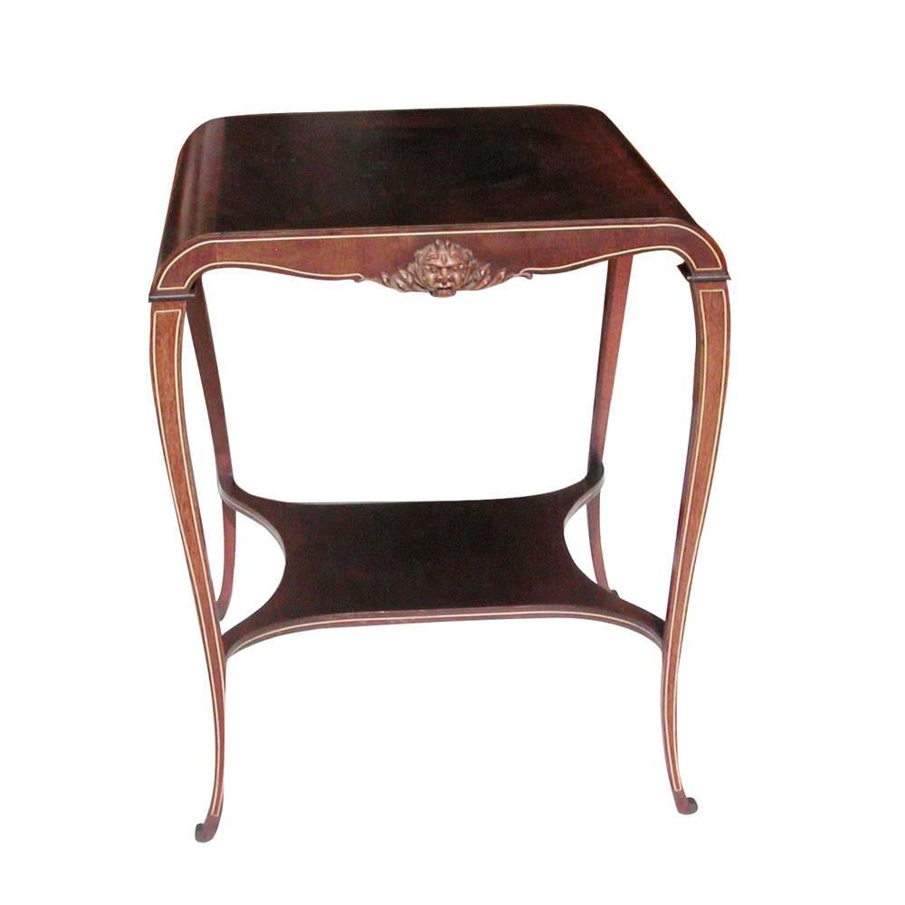 Magnifique table d'entrée ou table d'appoint ancienne Art Nouveau à deux niveaux avec des pieds en cabriole. Acajou, avec une applique de gargouille et des détails de révélation en or soulignant les lignes courbes de la table. 

Mesures : 24 x 24