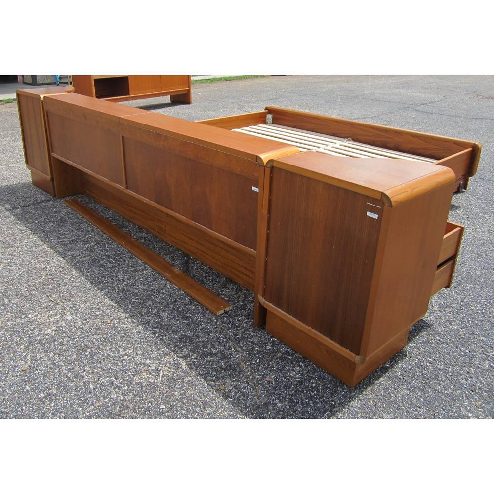 Vintage Mid-Century Danish Teak King size Platform Bed with Nightstands In Good Condition In Pasadena, TX