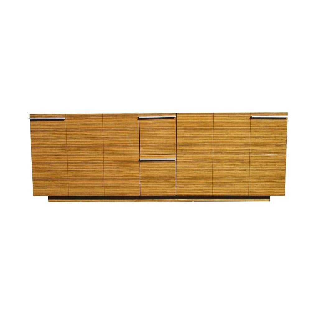 Vintage Mid-Century zebrawood credenza

Large cabinet for dining room or office. 

Chrome pulls
Ample storage
pull-out drawers

See matching table
Dining chairs.
   