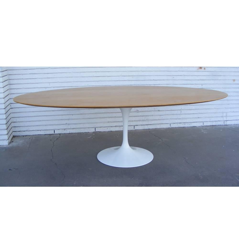 8FT Saarinen Knoll oak top tulip base 

Rare 8 ft top paired with iconic tulip base. 

Oak, refinished.
 
 