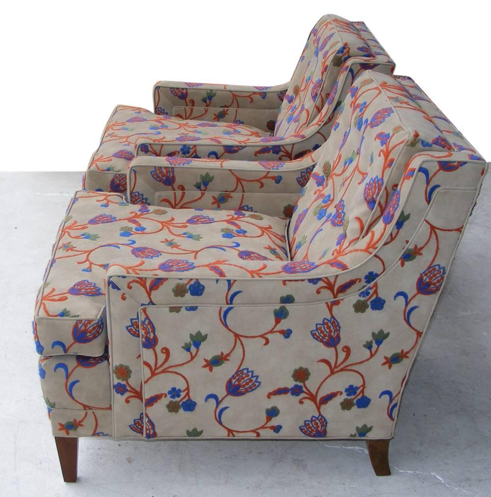 Pair of vintage Mid-Century Modern Kittinger lounge chairs 

Pair of elegant, slope armed lounge chairs with sloped walnut legs. Upholstered in a beautiful crewel floral fabric.
    