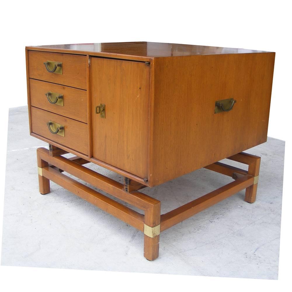 Hickory
 

Vintage Mid-Century butternut side table nightstand by Hickory

1960s design with brass pulls and embellishments on sides and base 
Butternut finish with three drawers 
Signs of wear.


See matching credenza buffet.

