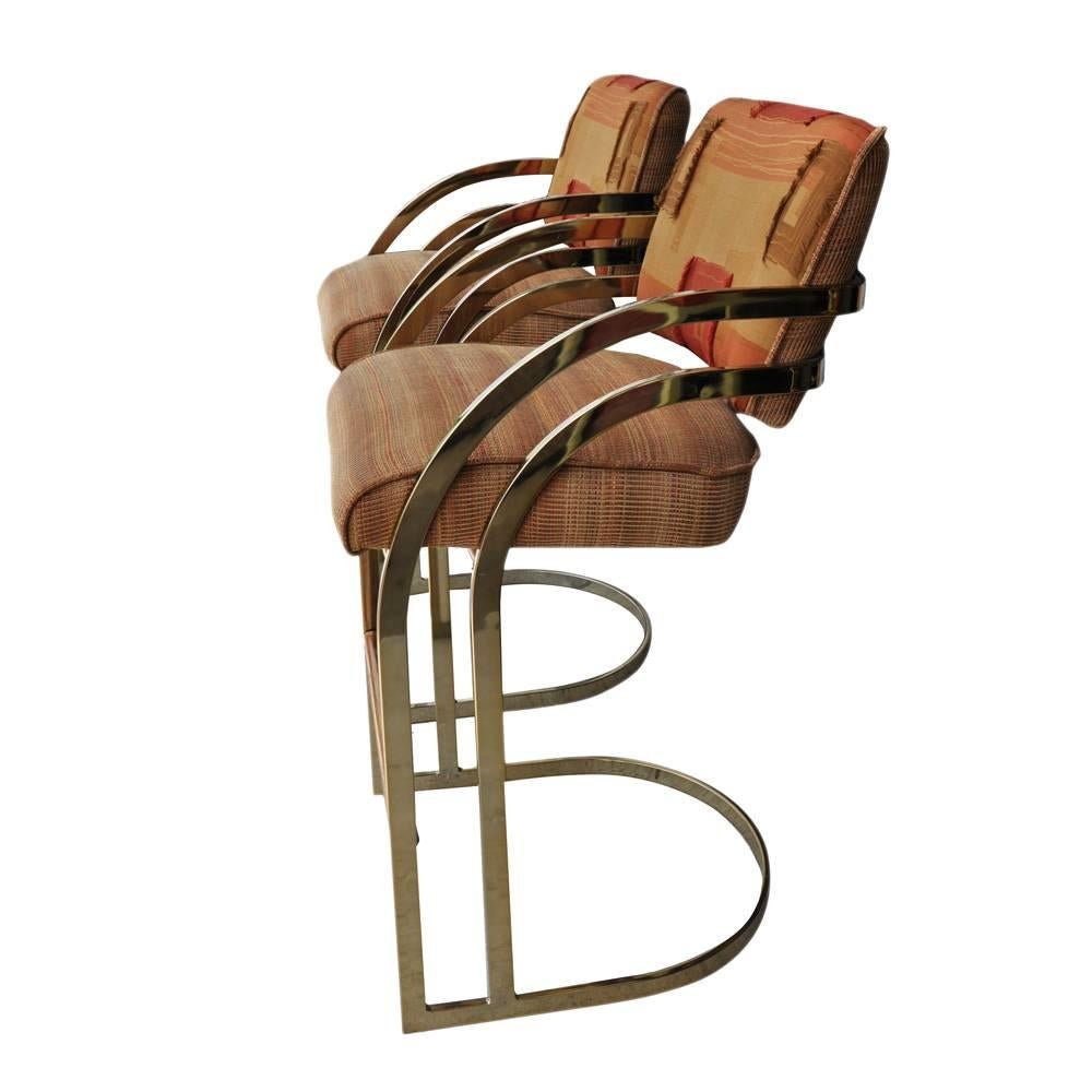 Estupendo par de taburetes voladizos vintage de bronce y barra plana curvada, fabricados por Cal-Style Furniture según un diseño de Arthur Umanoff, hacia la década de 1970. Recién retapizada en un asiento de tweed con un aplique de tela en el