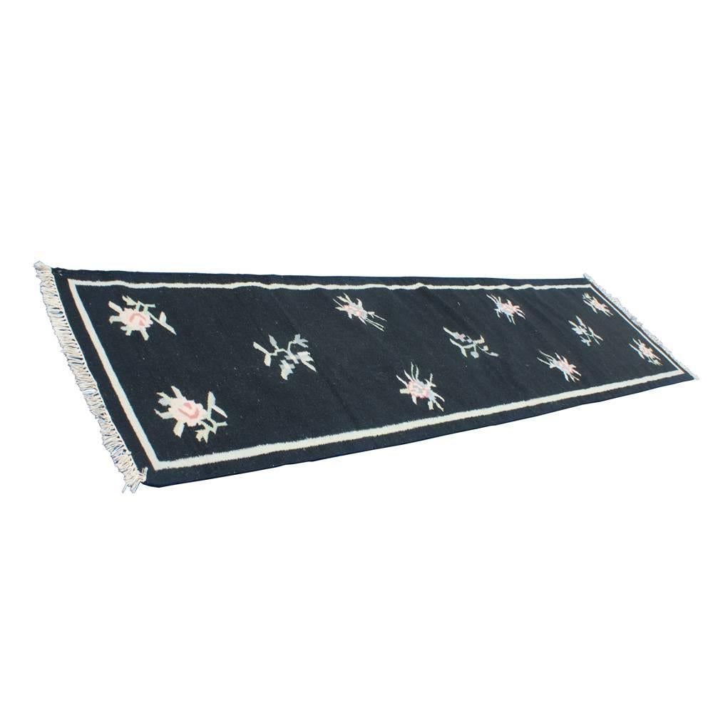 Color: Black and white 
Material: 100% wool 
Origin: India. Measures: 30" x 120".
