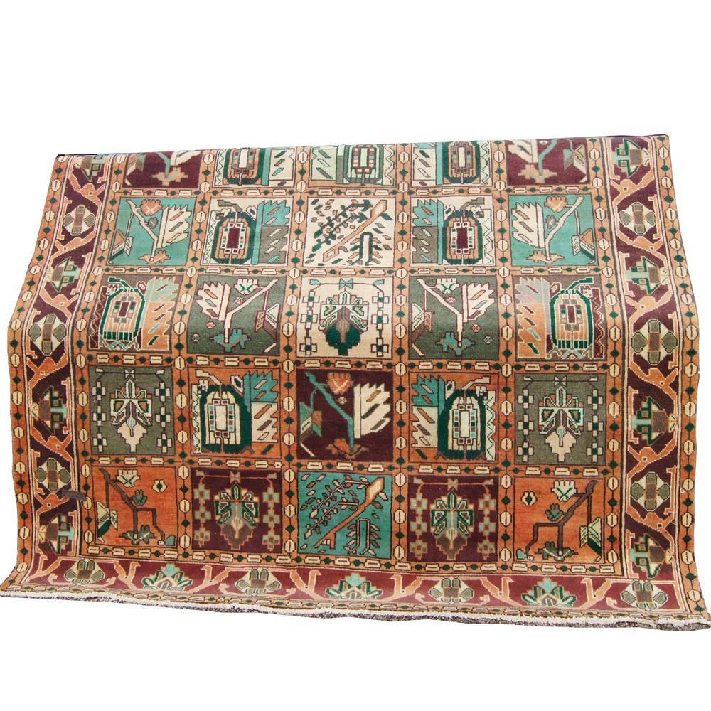 Hand-Knotted Turkish Bakhtiari Area Rug In Good Condition For Sale In Pasadena, TX