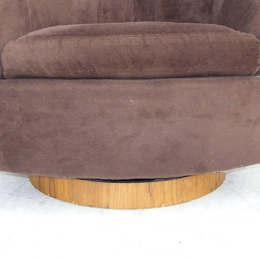American Vintage Mid-Century Barrel Swivel Lounge Chair by Milo Baughman Thayer Coggin For Sale