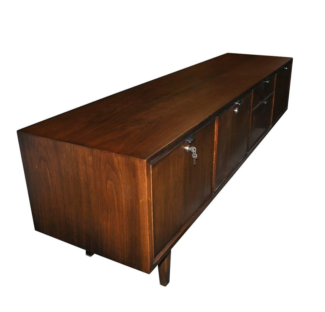 Stow Davis 

 Started 1880 in Grand Rapids MI.
 In 1985 Steelcase aquired Stow Davis.
 

6.5ft vintage midcentury Stow Davis walnut credenza 

An early example of a classic walnut credenza by Stow Davis.

Dark walnut credenza with two file