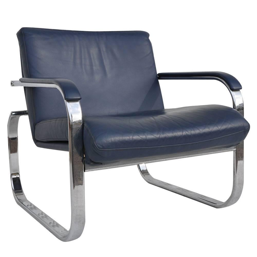 Sessel aus Chrom und Leder im Stil von Milo Baughman 


Geschwungener Chrom-Flachbalken in sattem marineblauem Leder.