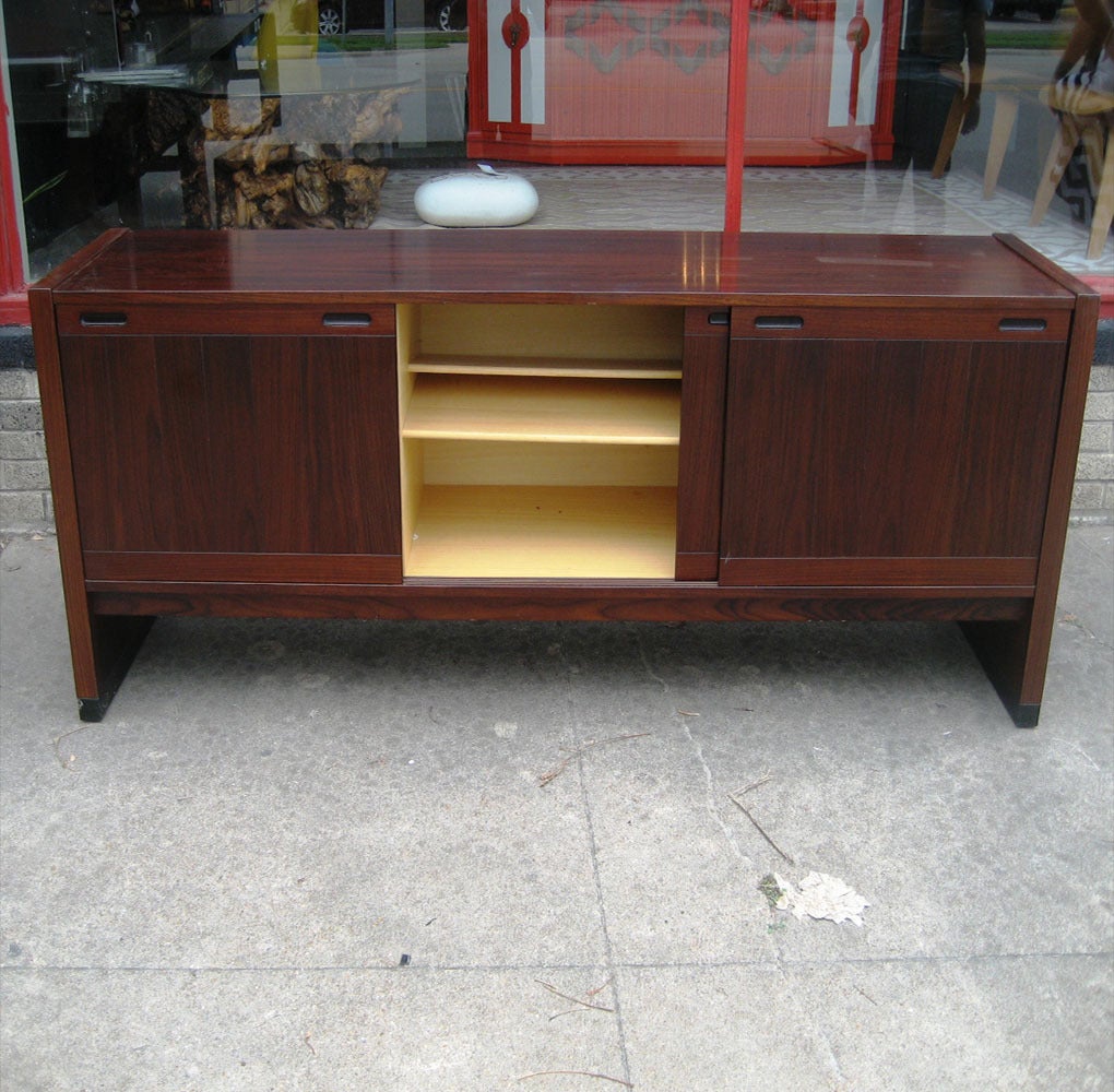 Dyrlund: Mid-Century Modern, Dyrlund  Anrichte aus Rosenholz im Zustand „Gut“ im Angebot in Pasadena, TX