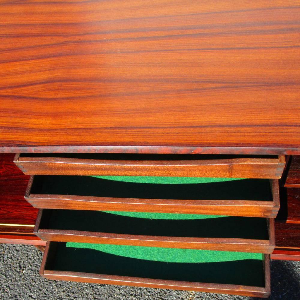 Vintage Midcentury Ib Kofod-Larsen Brazilian Rosewood Credenza for Faarup In Good Condition For Sale In Pasadena, TX