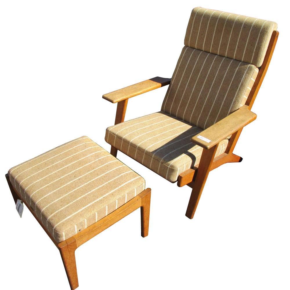 Vintage mid century lounge chair with matching ottoman by Hans Wegner for GETAMA
Solid Oak frame with tan stripe upholstered
Made in Denmark
Matching sofa and armchair shown in picture 5 available

Chair  29.5