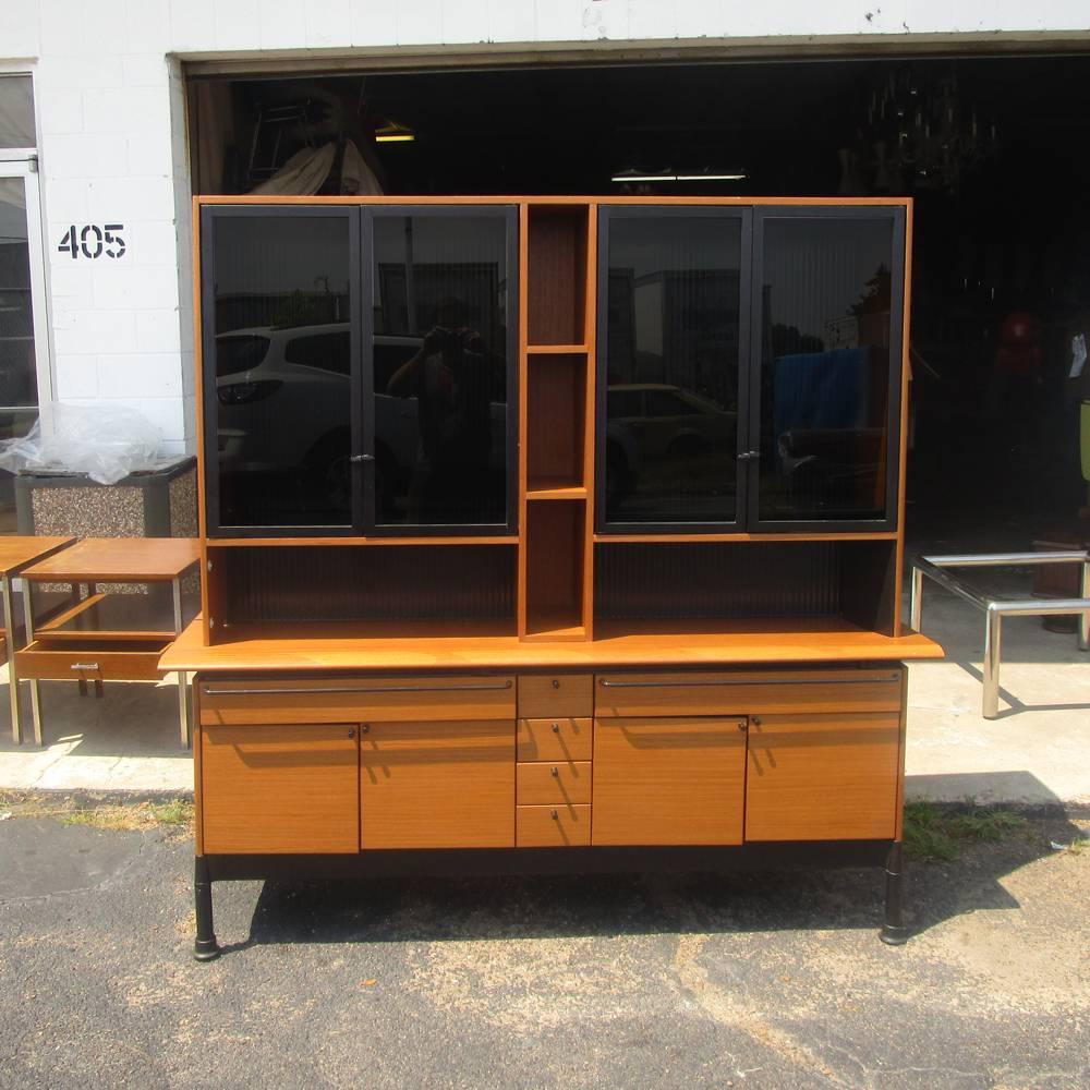 A vintage credenza with display hutch model DB420 from the Herman Miller Relay Office series by Geoff Hollington. This two-piece case good has a top part with many shelves and two glass doors with more shelving inside while the credenza features 4