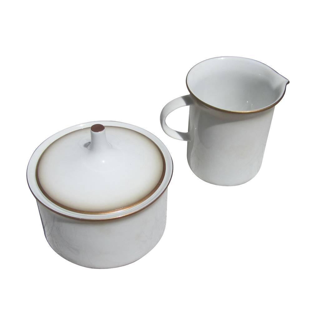 Vieux service à café conçu par Kontrollstelle pour Rosenthal Allemagne. Le service en porcelaine est disponible en blanc os et taupe. Un service complet pour 14 personnes plus deux assiettes à gâteau et deux soucoupes supplémentaires. Total 54