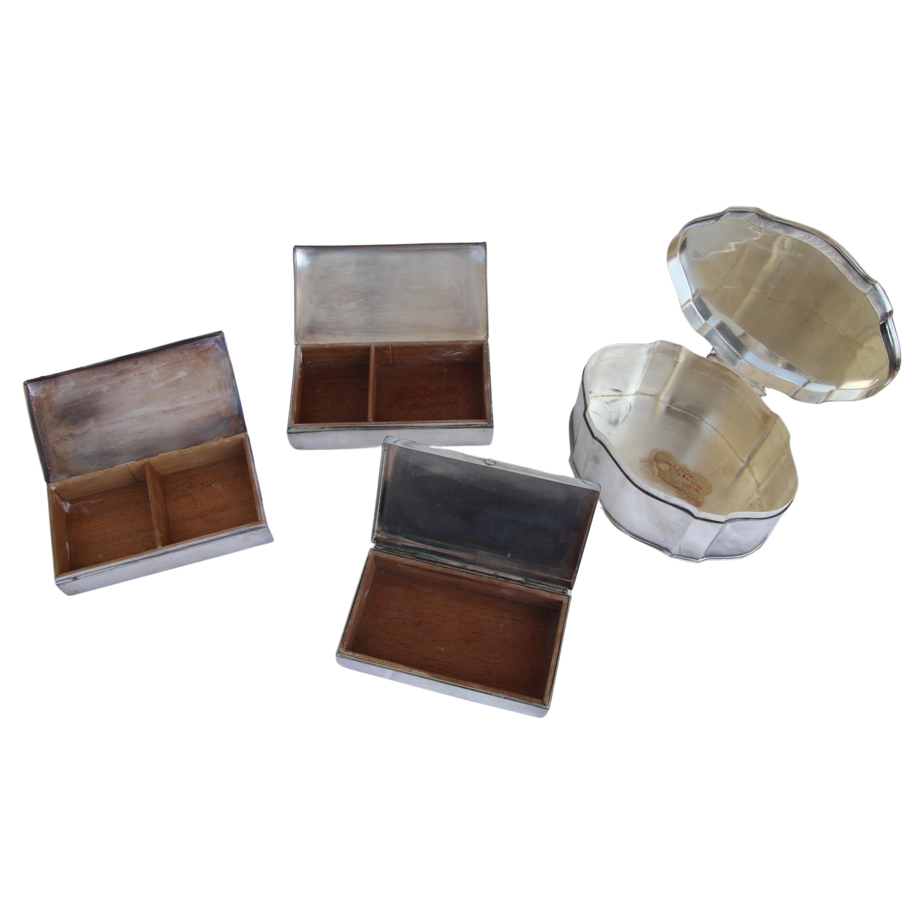 Este anuncio corresponde a este grupo de Cajas plateadas. Sus marcadores son Crescent Poole Silver Co. 
Orfebrería y platería Co.
Las cajas están forradas de madera.

Un buen complemento para un coleccionista.