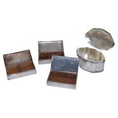 Grupo de cajas plateadas