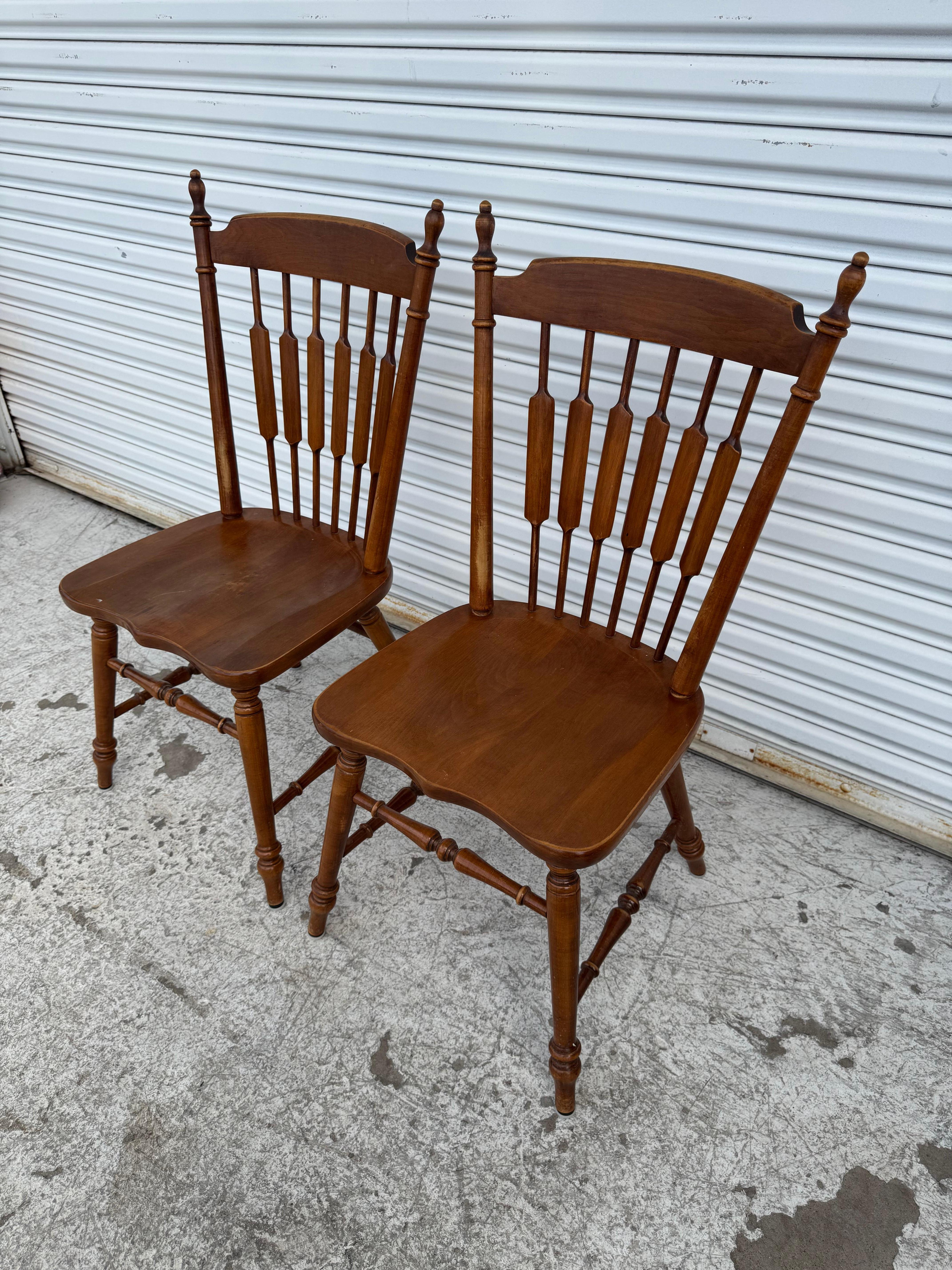 Paar Tell City Furniture Hard Rock Maple Cattail Back Esszimmerstühle (Amerikanisch Kolonial) im Angebot