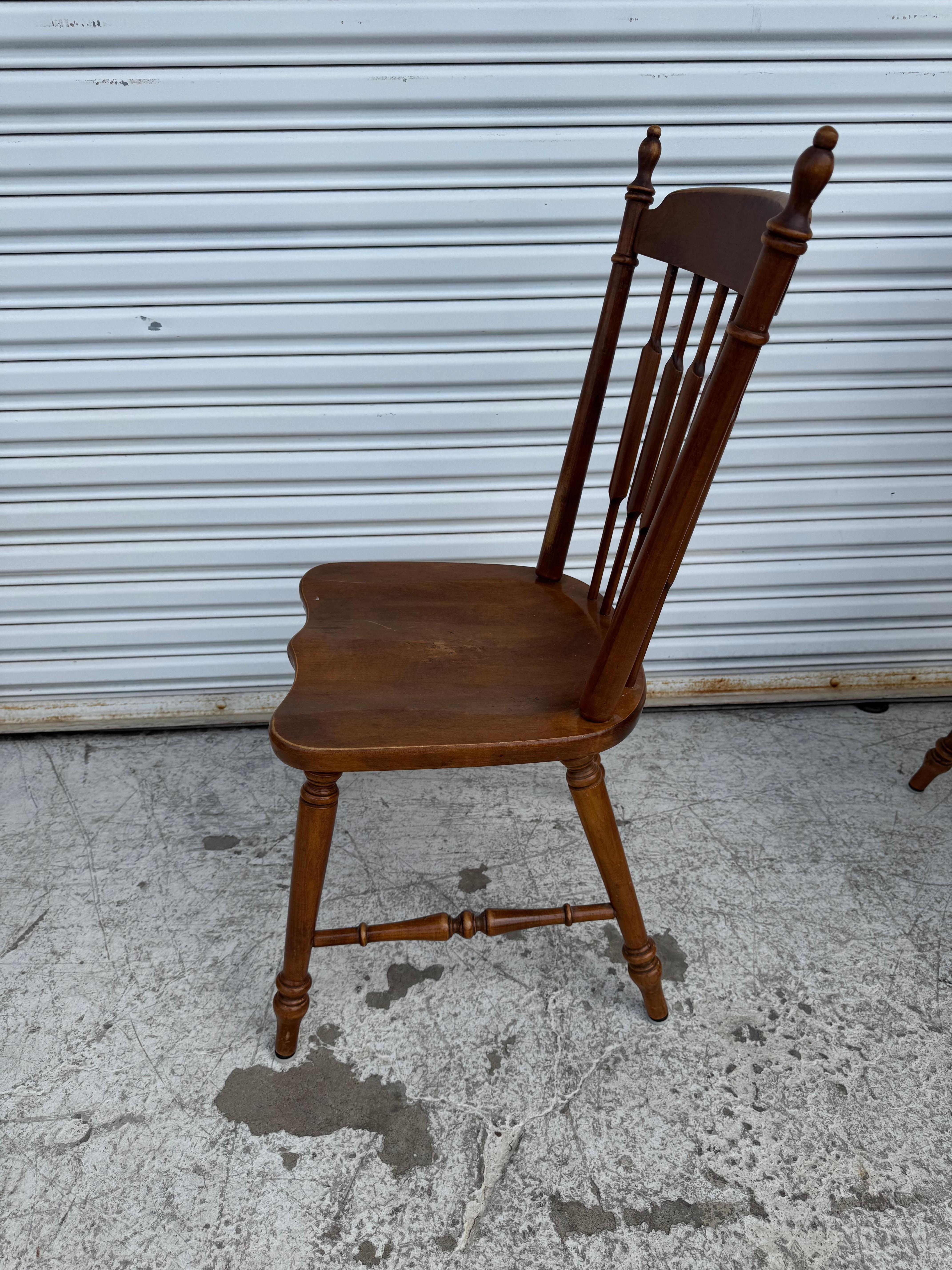 Paar Tell City Furniture Hard Rock Maple Cattail Back Esszimmerstühle (20. Jahrhundert) im Angebot