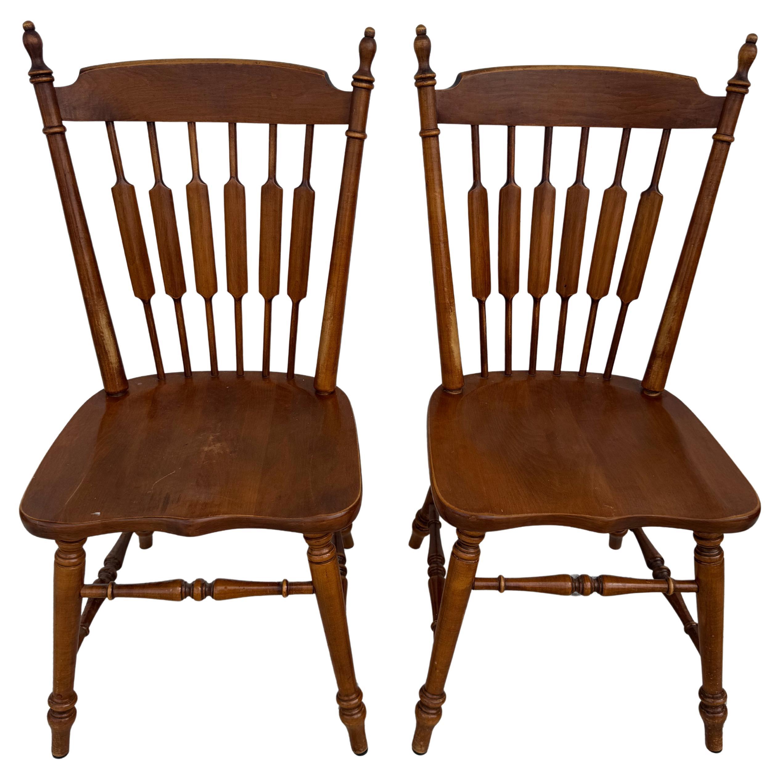 Paire de chaises de salle à manger à dossier en quenouille en érable dur de Tell City Furniture