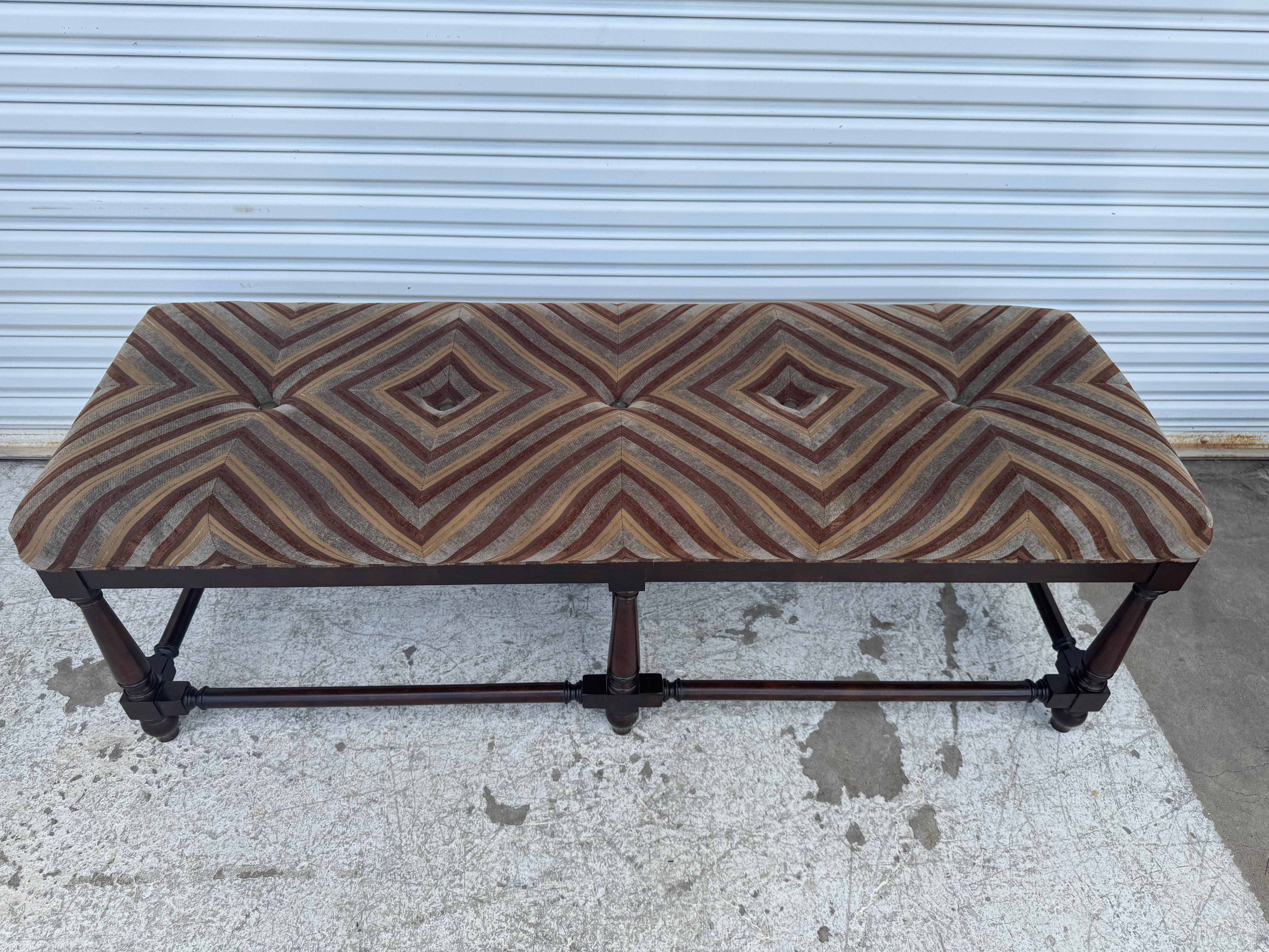 Structure teintée cognac, tissu sable et cacao, structure en bois massif, plateau rembourré en tissu - telles sont les caractéristiques de ce banc de style William and Mary.
Dimensions : 
Longueur : 22