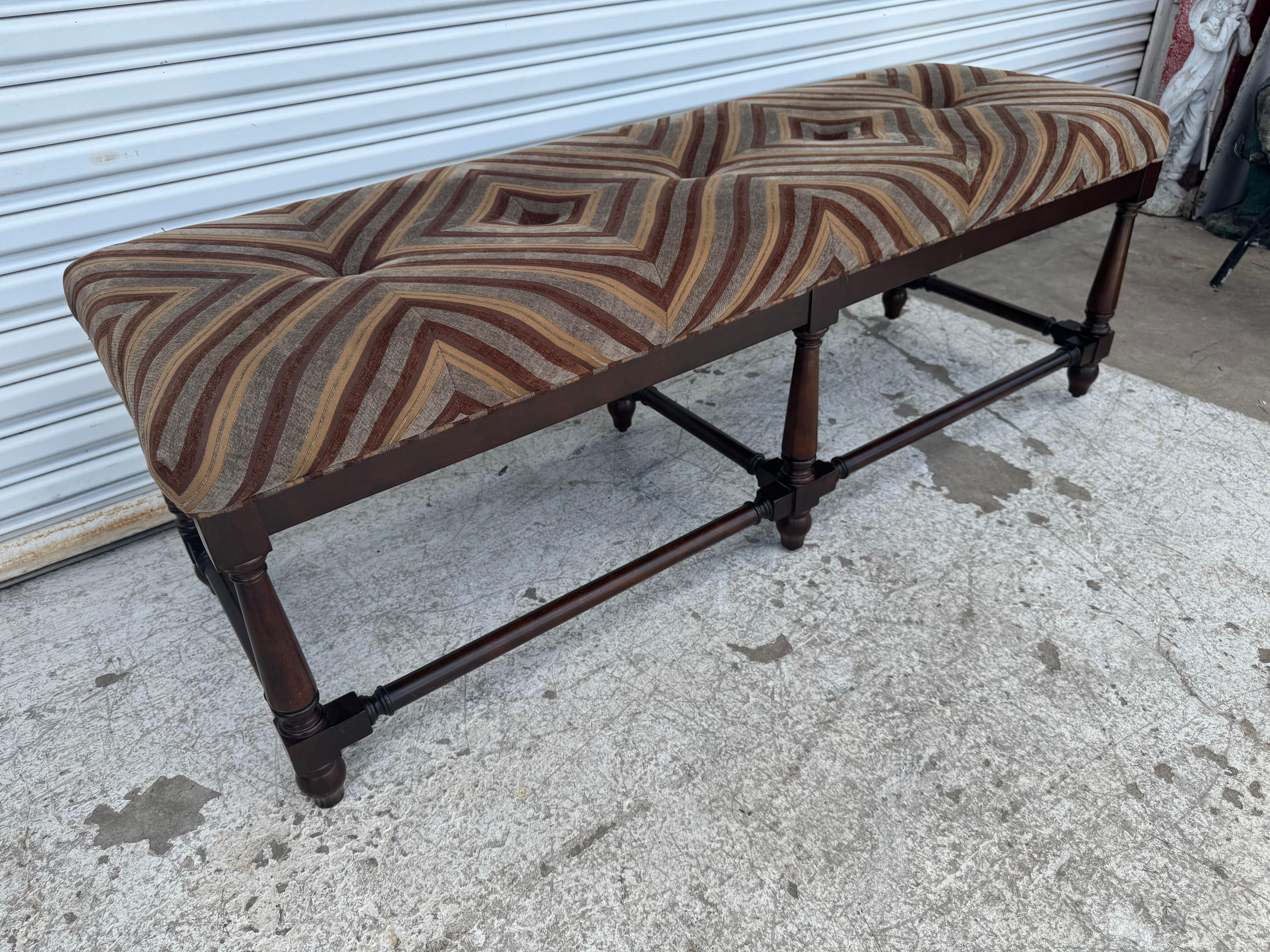 Américain William & Mary Style Upholstering Banc tapissé en noyer en vente