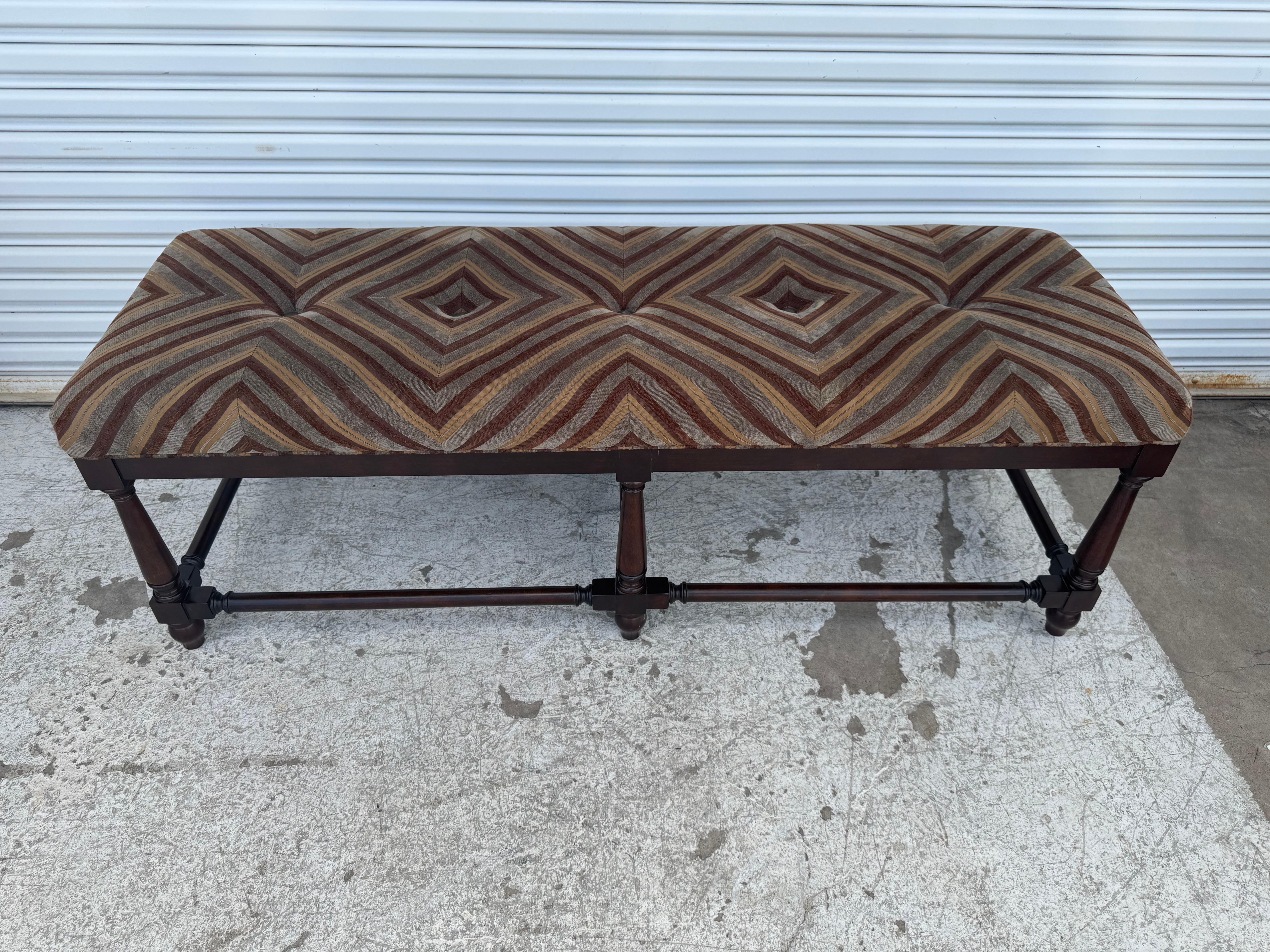 William and Mary William & Mary Style Upholstering Banc tapissé en noyer en vente