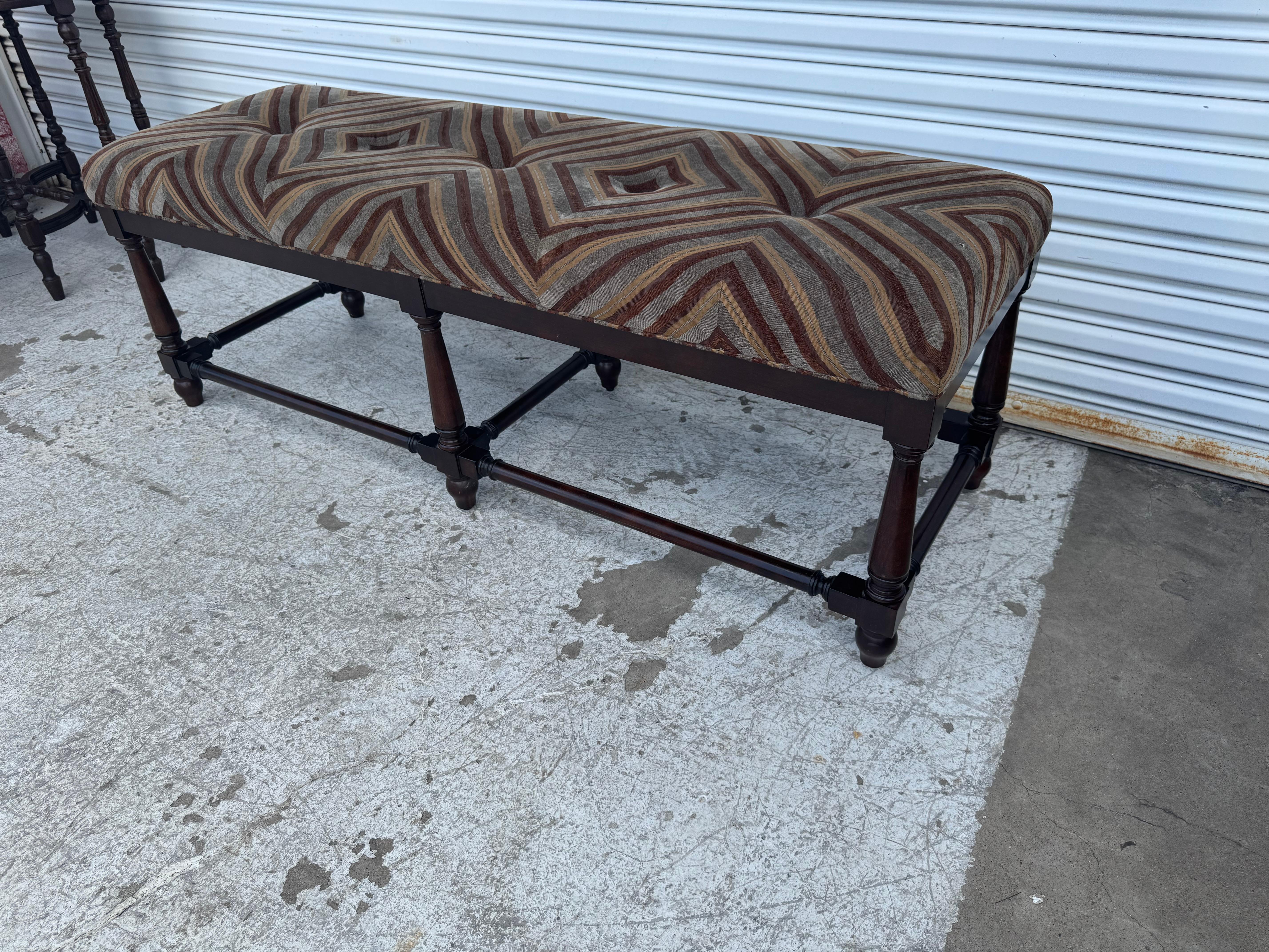 William & Mary Style Upholstering Banc tapissé en noyer Bon état - En vente à Pasadena, TX