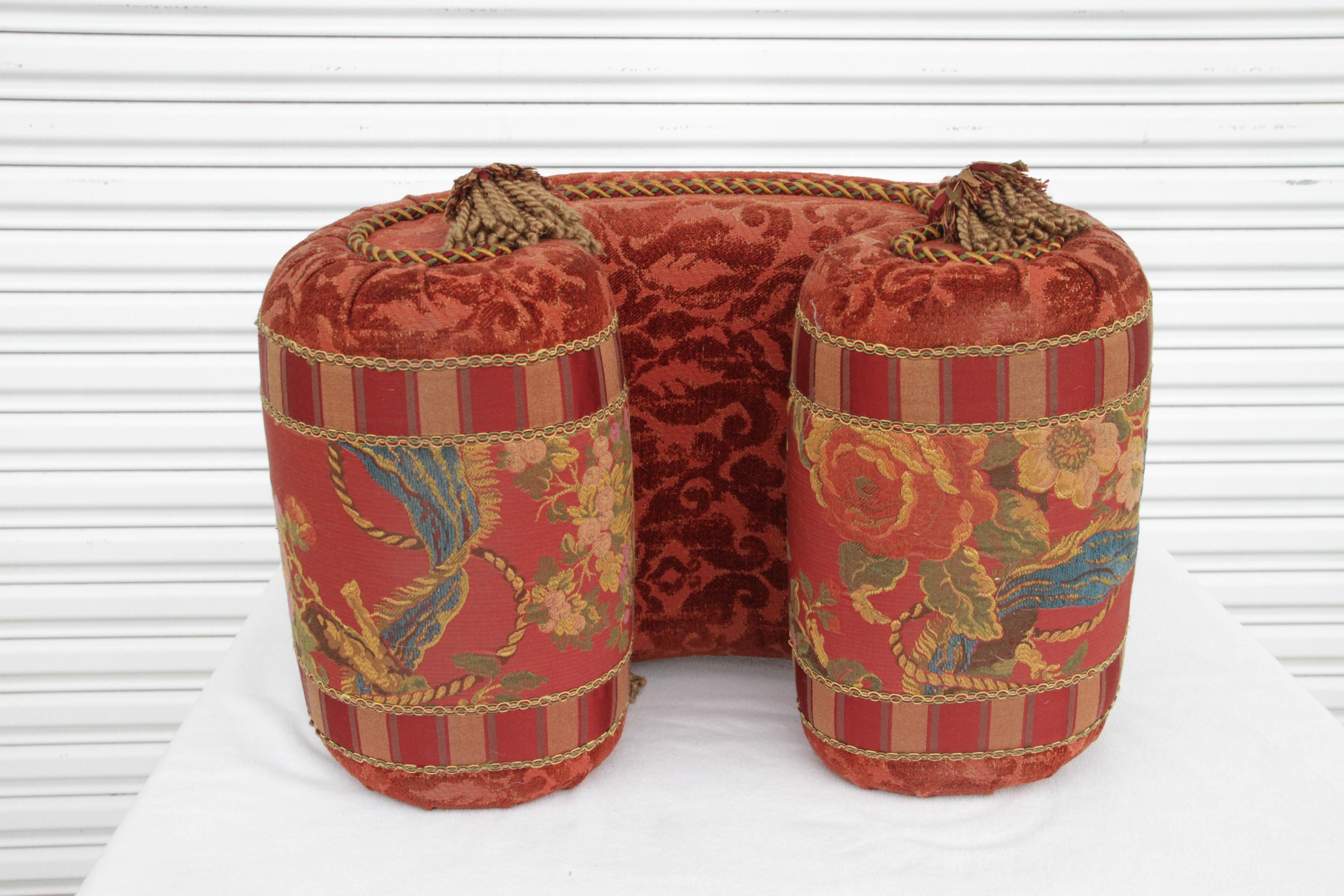 1980s Postmodern Scroll shaped Footstool In Good Condition For Sale In Pasadena, TX
