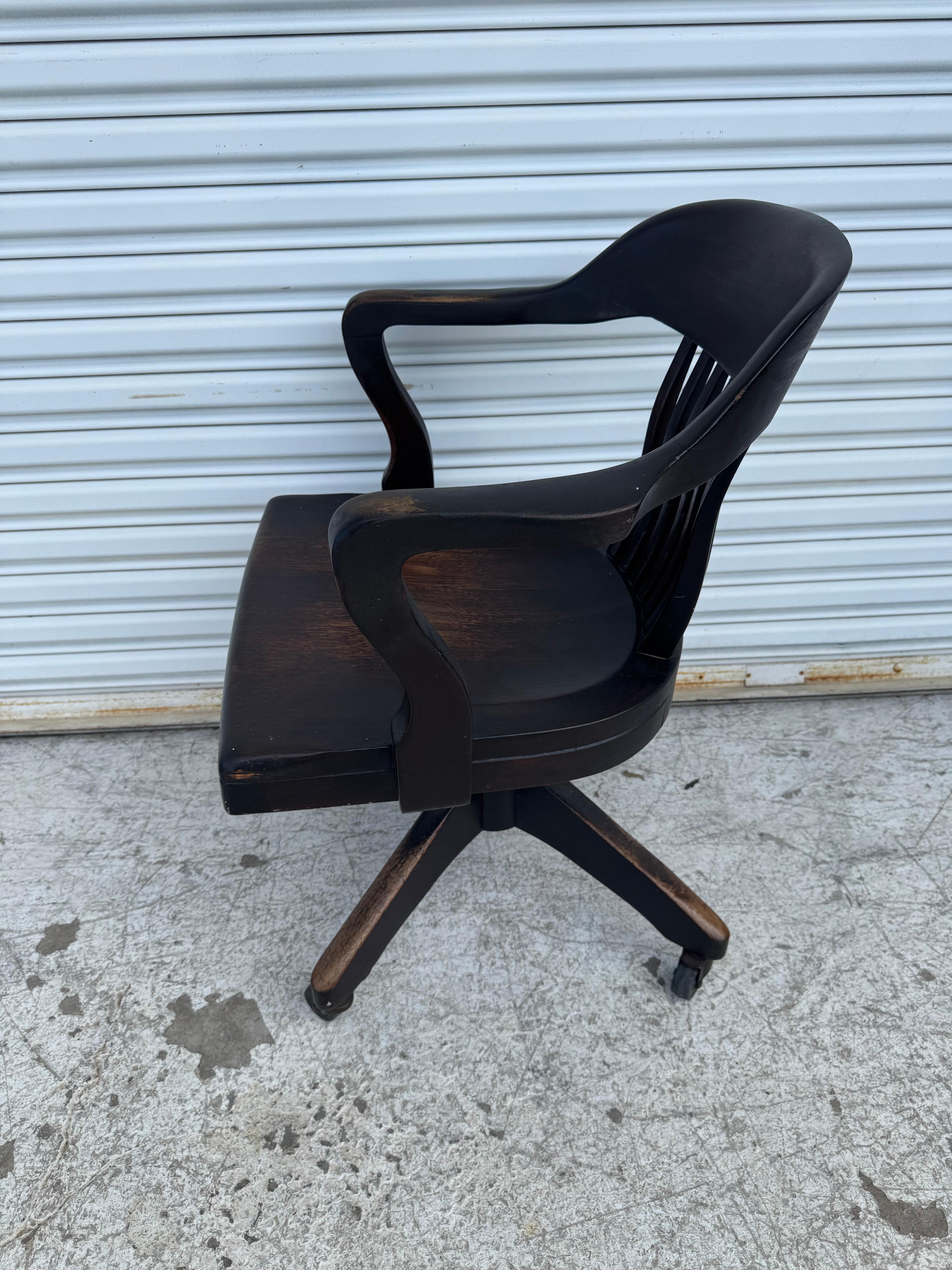 Bois Chaise de bureau pivotante en chêne ancien du début du 20e siècle en vente