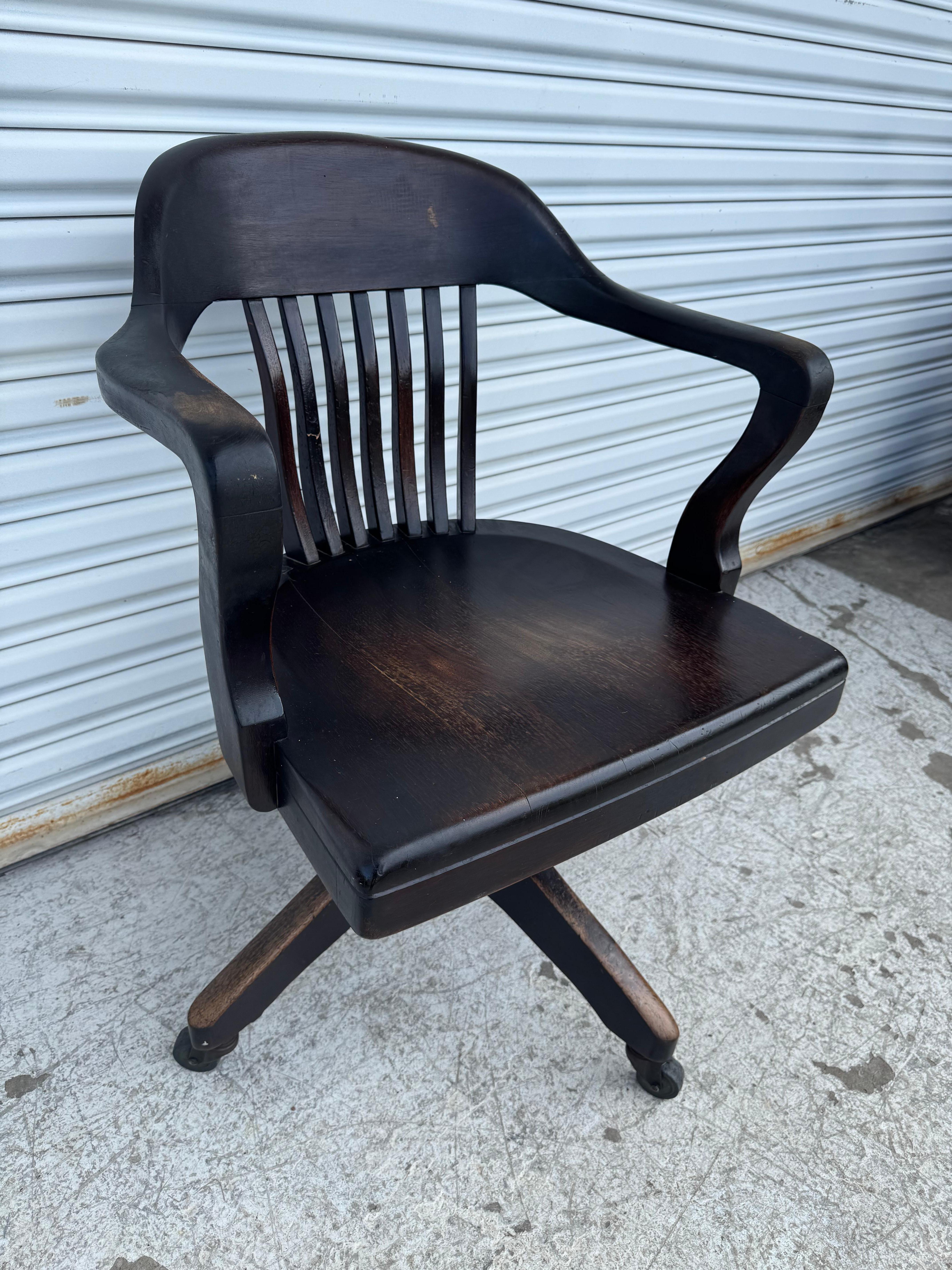 Américain Chaise de bureau pivotante en chêne ancien du début du 20e siècle en vente
