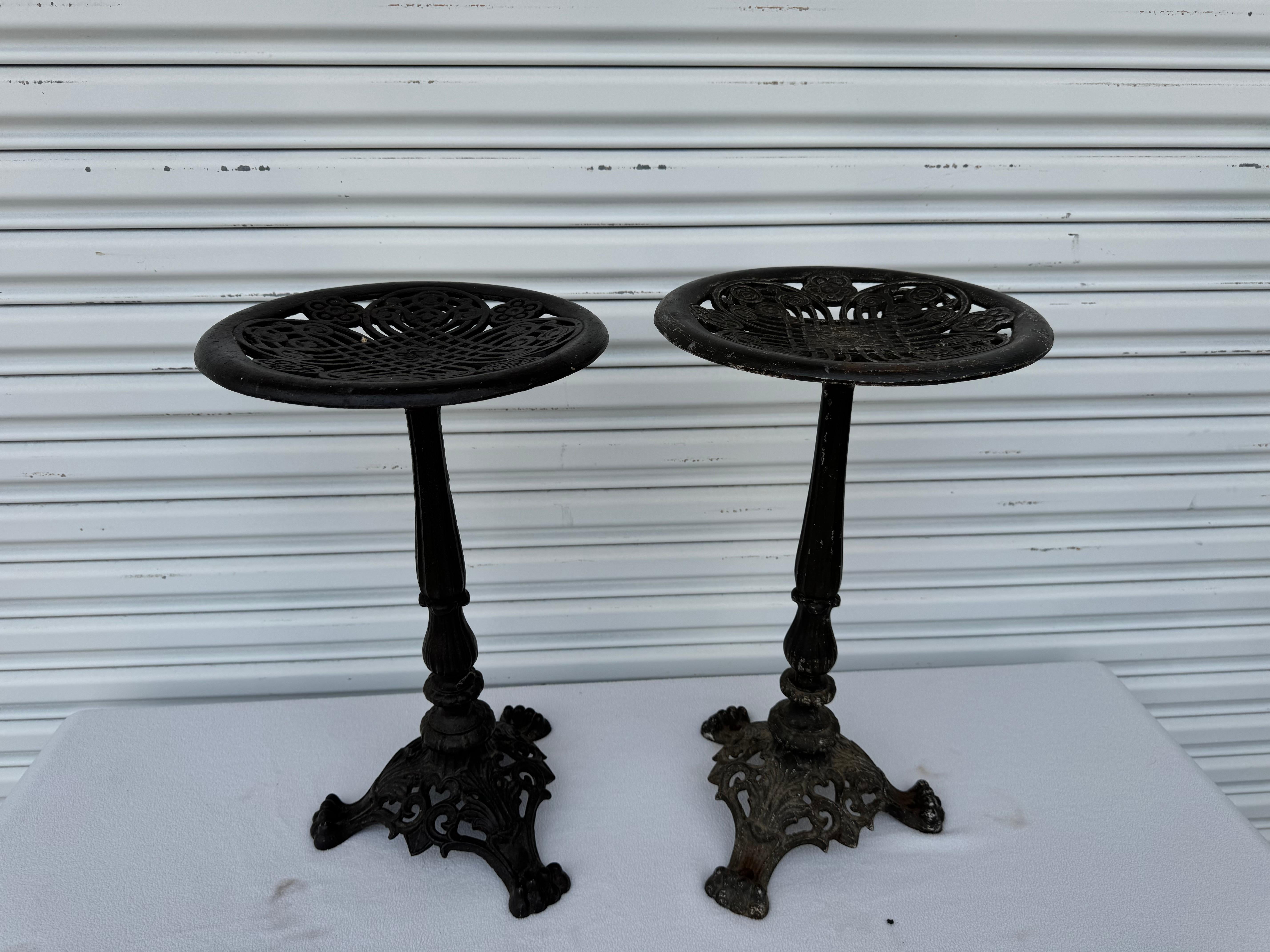 Un set di piantine in ghisa in stile vittoriano vintage. Gamba a tre molto decorata con un piano rotondo fuso. La parte superiore presenta una piccola deformazione. Tanta patina, ruggine superficiale, nessuna rottura o