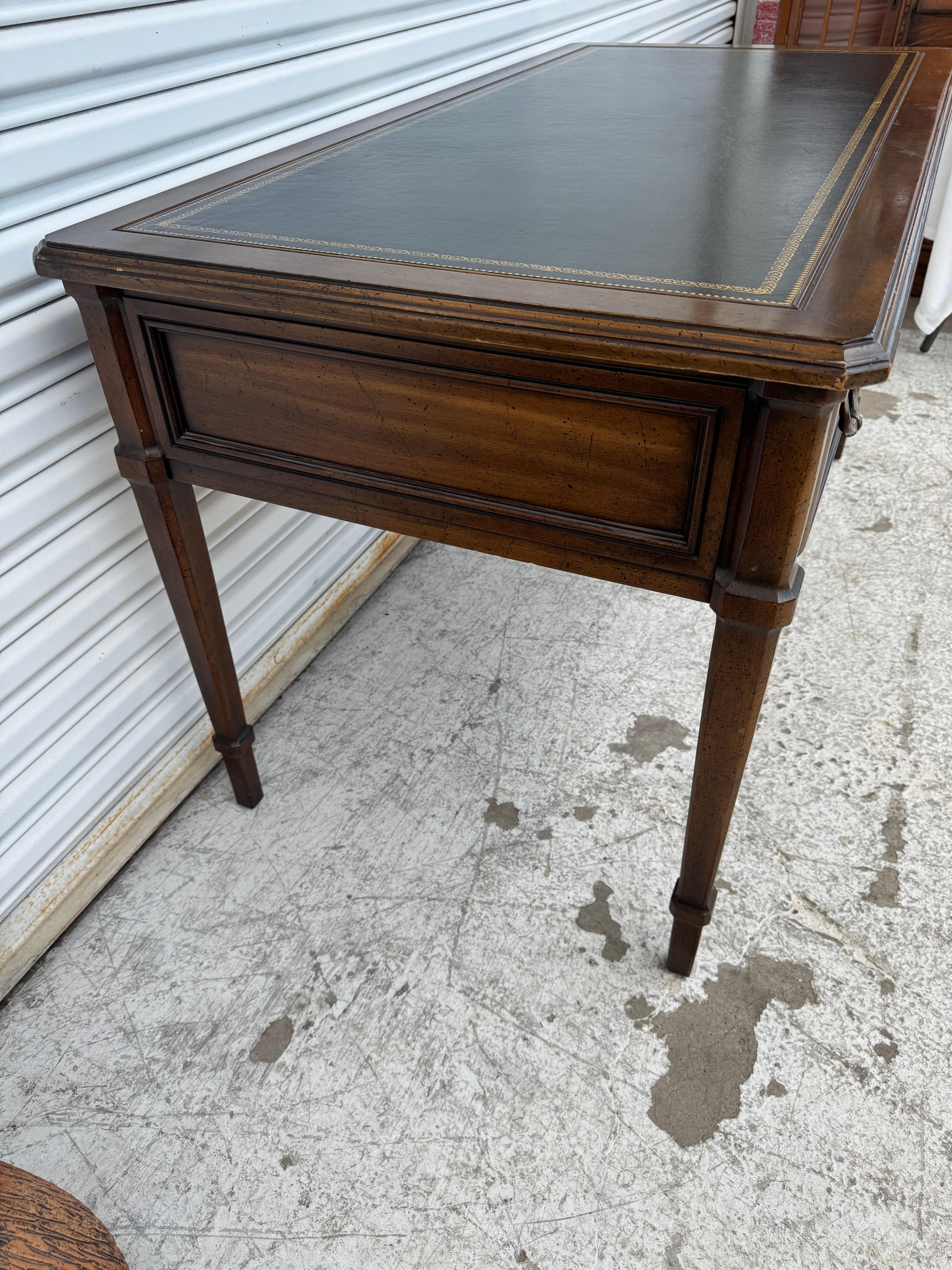 Vintage French Provincial 1970's Sligh Lowry Lederplatte Schreibtisch im Angebot 1