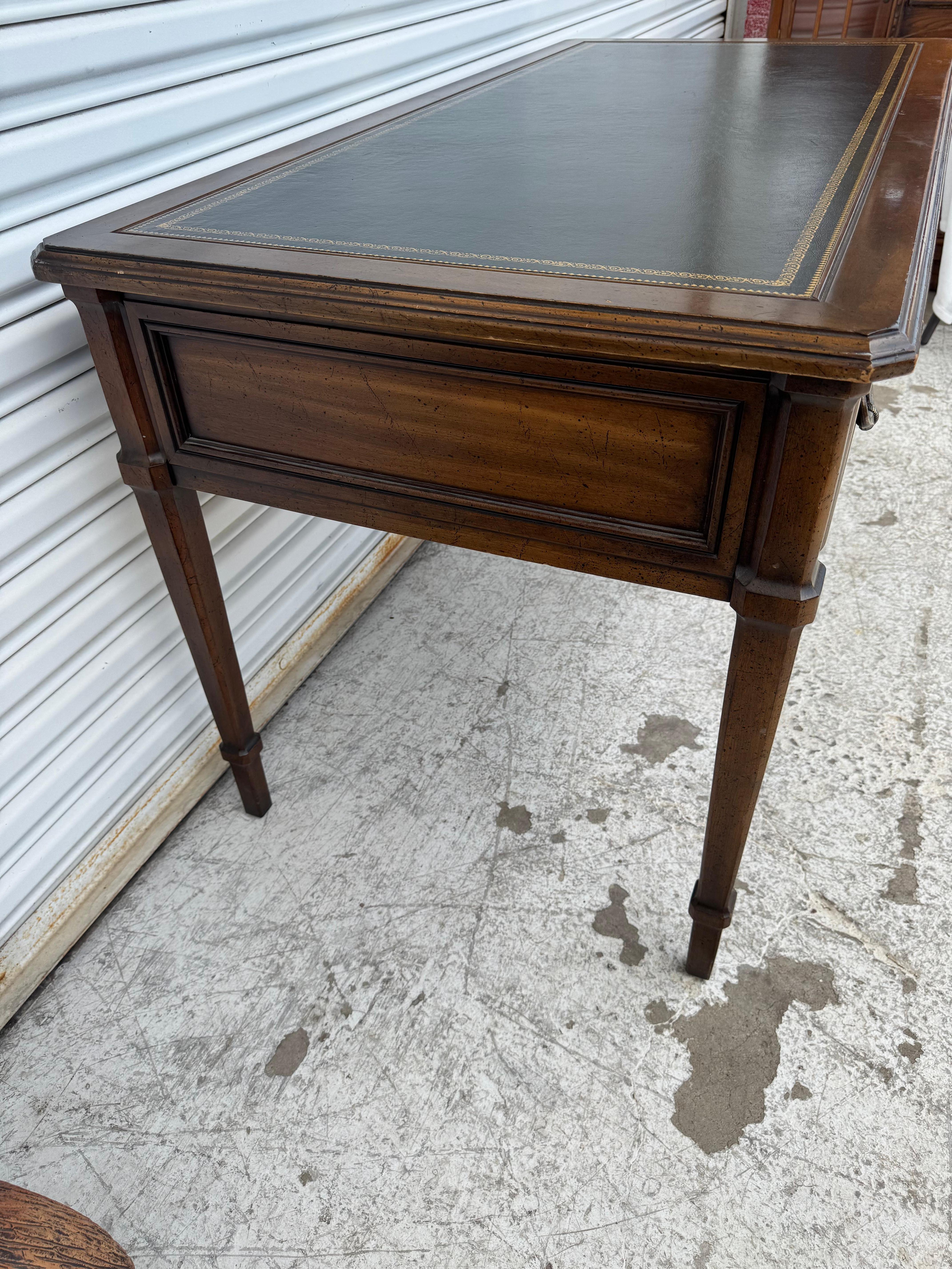 Vintage French Provincial 1970's Sligh Lowry Lederplatte Schreibtisch im Angebot 2
