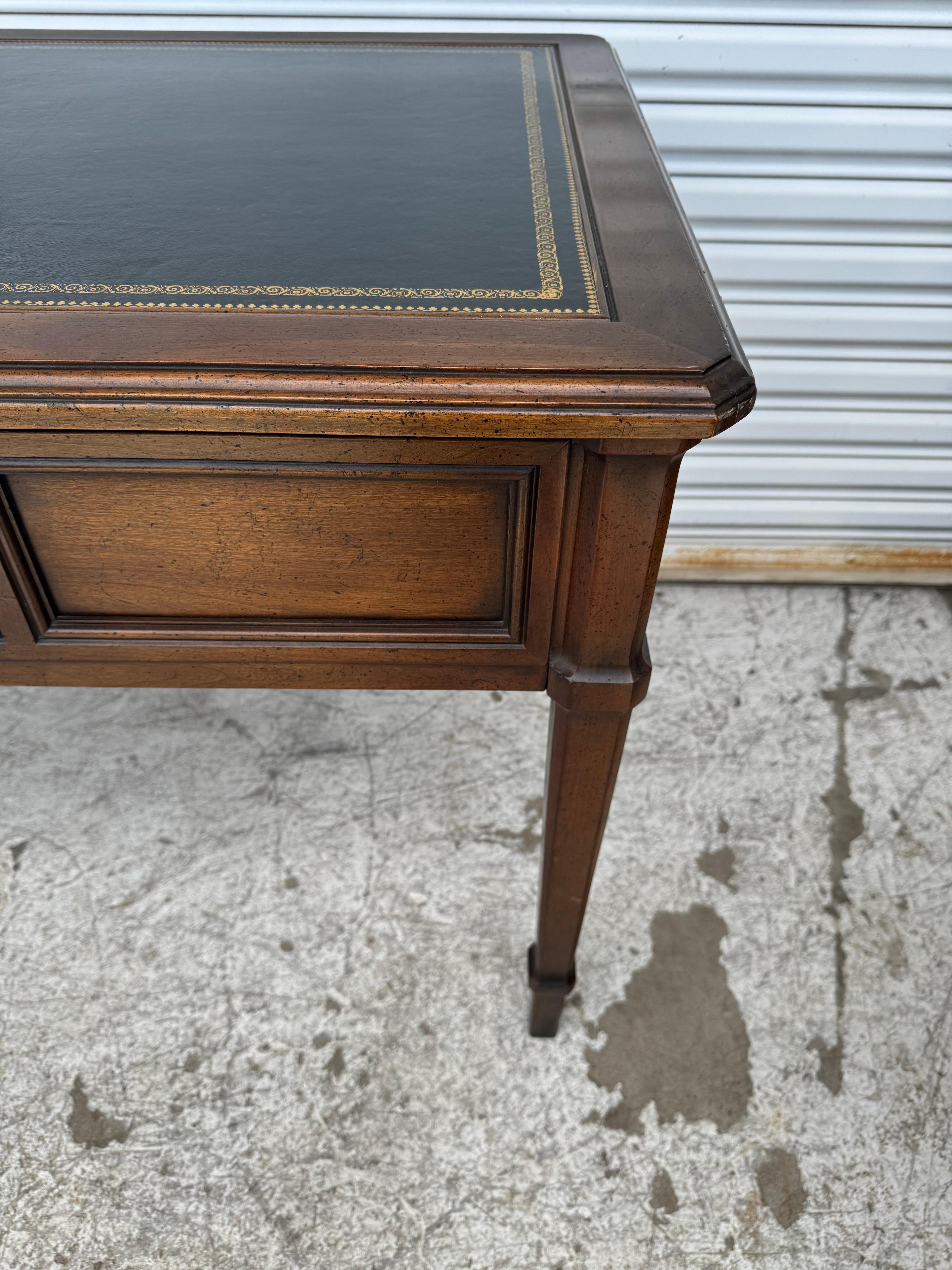Vintage French Provincial 1970's Sligh Lowry Lederplatte Schreibtisch im Angebot 3